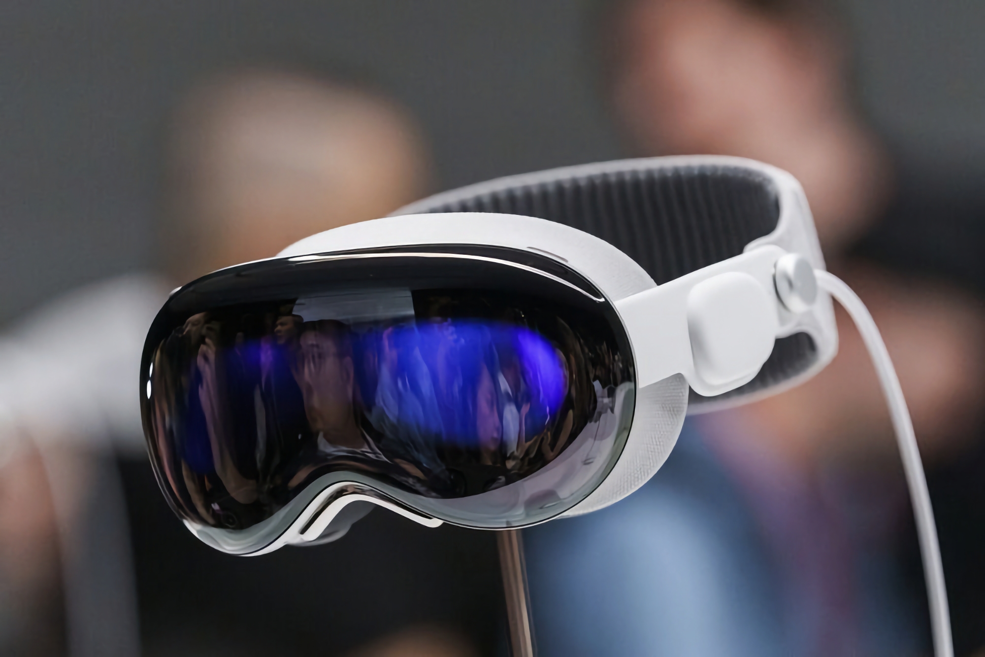 Bloomberg: Apple potrebbe introdurre una versione semplificata del casco Vision Pro AR/VR nel 2025