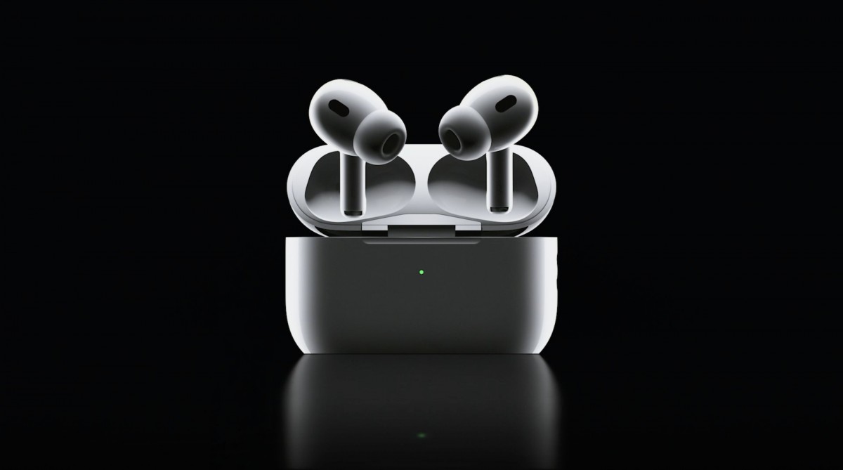 Gli Apple AirPods si arricchiscono di nuove funzioni: Cancellazione adattiva del rumore, controllo automatico del volume e riconoscimento delle conversazioni. Gli Apple AirPods si arricchiscono di nuove funzioni: Cancellazione adattiva del rumore, controllo automatico del volume e riconoscimento delle conversazioni.