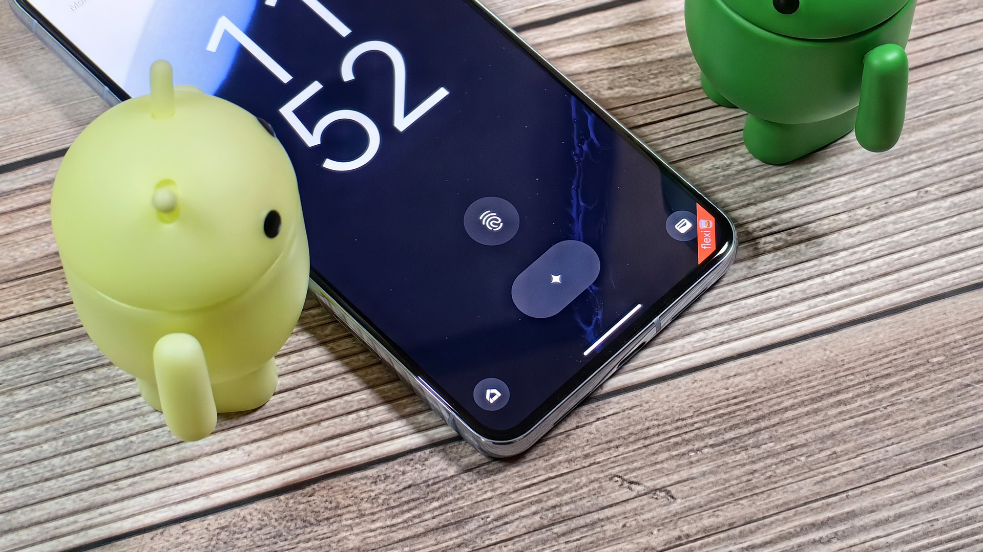Google sta sperimentando un pulsante per chiamare l'AI direttamente dalla schermata di blocco di Android Google sta sperimentando un pulsante per chiamare l'AI direttamente dalla schermata di blocco di Android