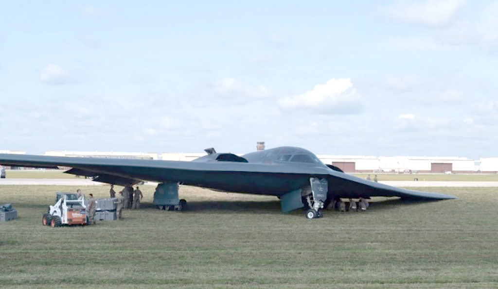 Il bombardiere nucleare B-2 Spirit ha preso fuoco e ha subito danni durante un atterraggio di emergenza in una base statunitense. Il bombardiere nucleare B-2 Spirit ha preso fuoco e ha subito danni durante un atterraggio di emergenza in una base statunitense.