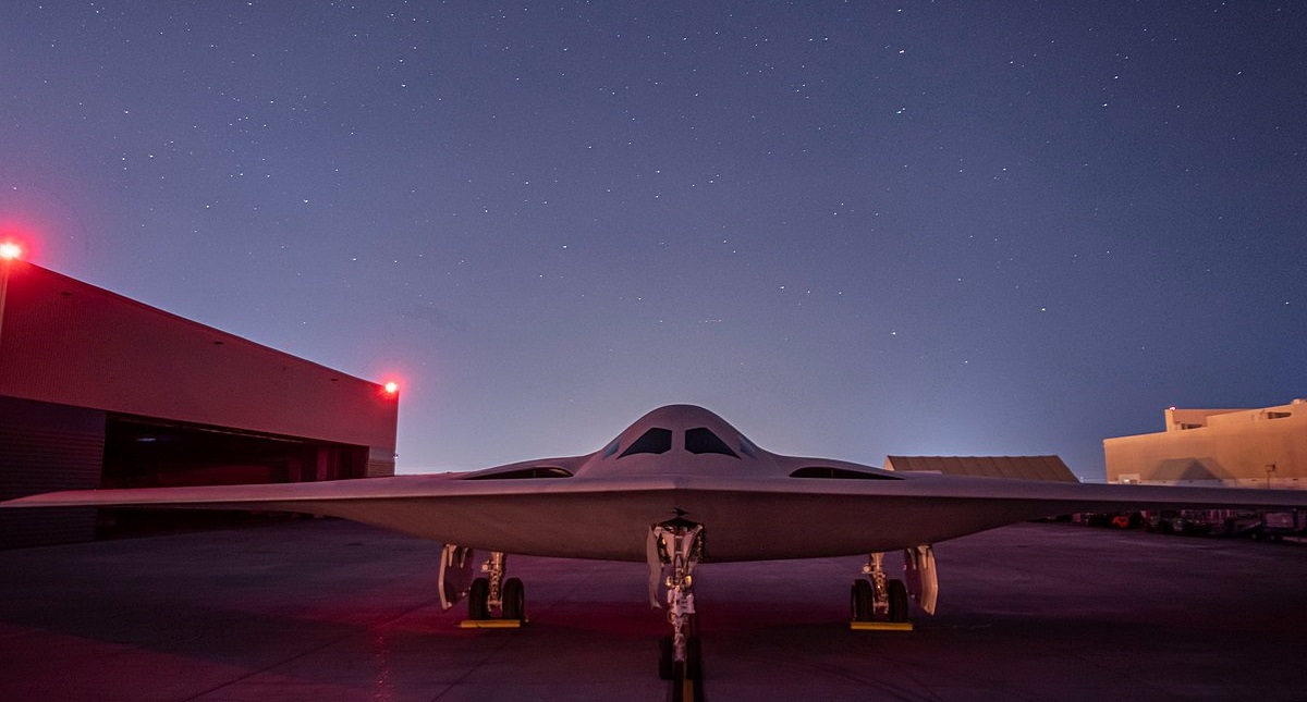 L'aeronautica militare statunitense ha ricevuto 1,3 miliardi di dollari per acquistare un nuovo bombardiere nucleare B-21 Raider nel 2023. L'aeronautica militare statunitense ha ricevuto 1,3 miliardi di dollari per acquistare un nuovo bombardiere nucleare B-21 Raider nel 2023.