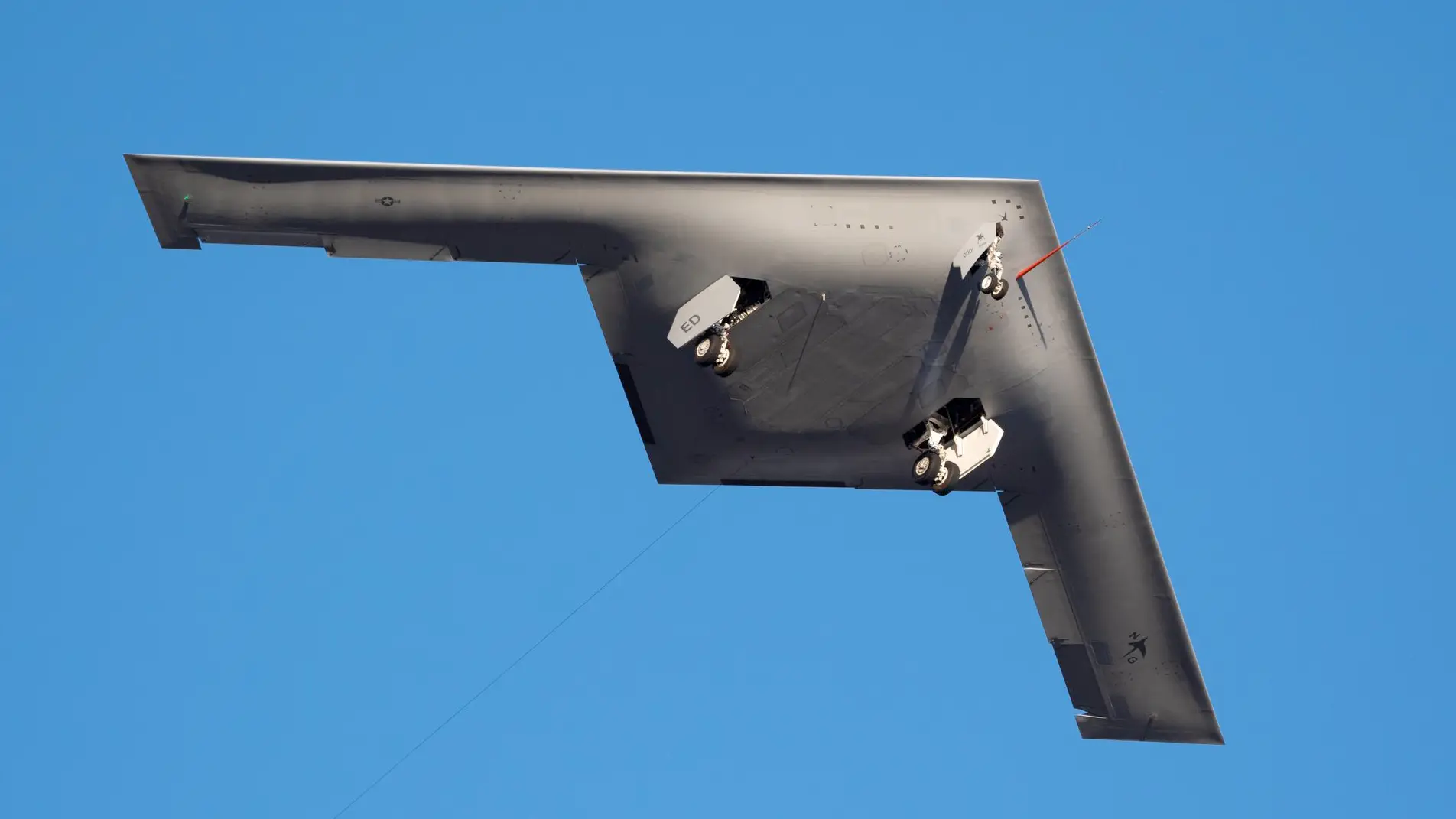 Il bombardiere nucleare B-21 Raider ha effettuato il suo volo inaugurale e si è trasferito in una base dell'aeronautica statunitense per ulteriori test. Il bombardiere nucleare B-21 Raider ha effettuato il suo volo inaugurale e si è trasferito in una base dell'aeronautica statunitense per ulteriori test.