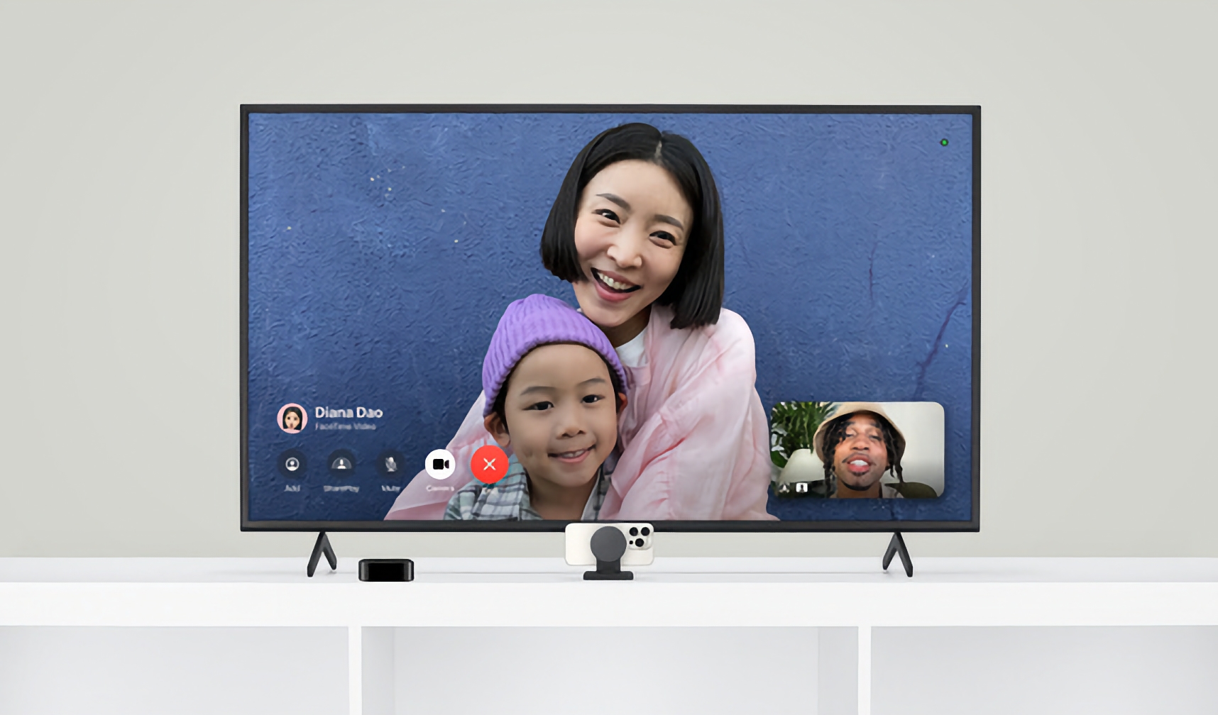 Belkin ha presentato un supporto per iPhone con MagSafe che consente di utilizzare il dispositivo come webcam per Apple TV. Belkin ha presentato un supporto per iPhone con MagSafe che consente di utilizzare il dispositivo come webcam per Apple TV.