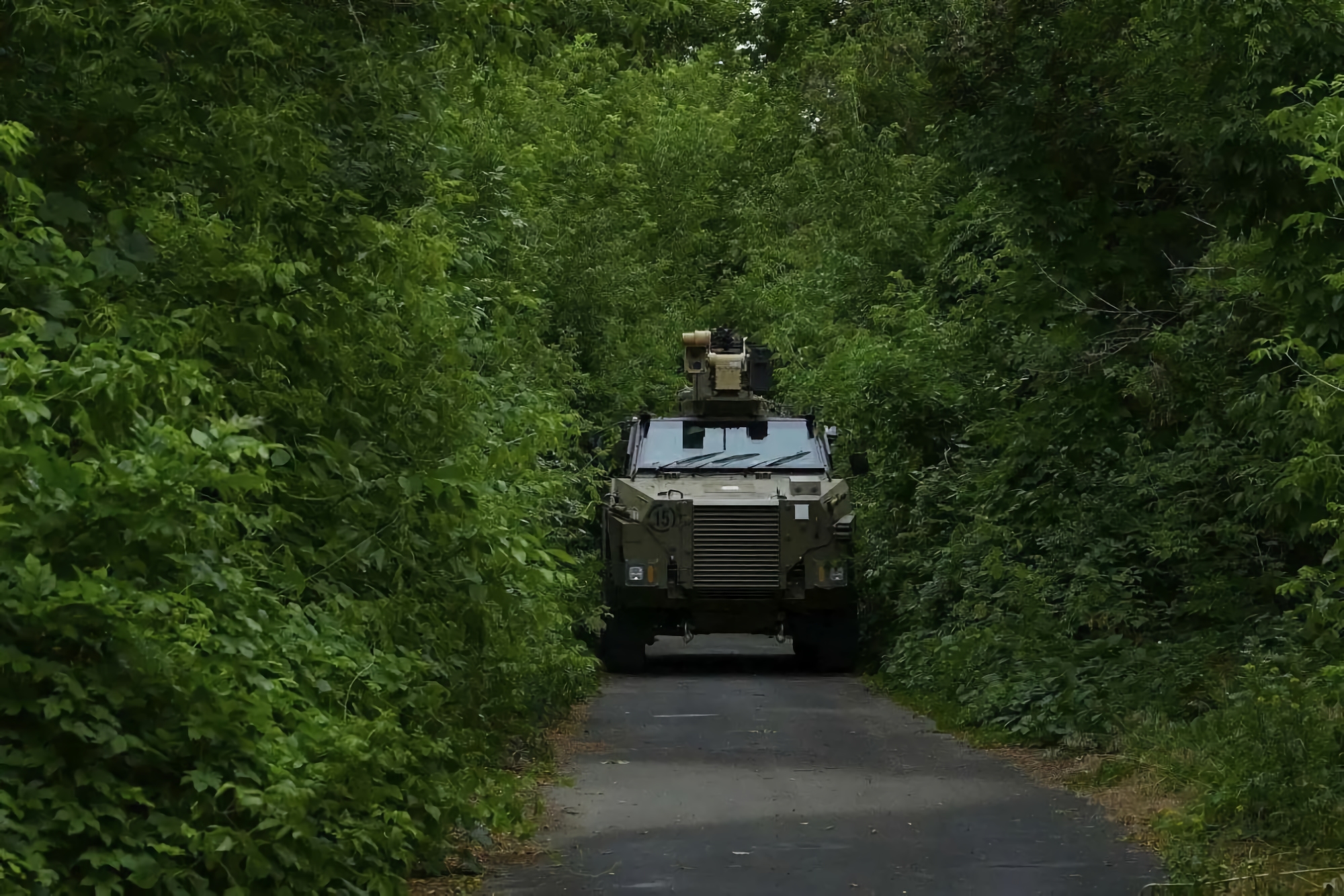 Nella parte anteriore sono stati avvistati veicoli corazzati Bushmaster australiani con un modulo di combattimento EOS R400-Mk2 sul tetto Nella parte anteriore sono stati avvistati veicoli corazzati Bushmaster australiani con un modulo di combattimento EOS R400-Mk2 sul tetto