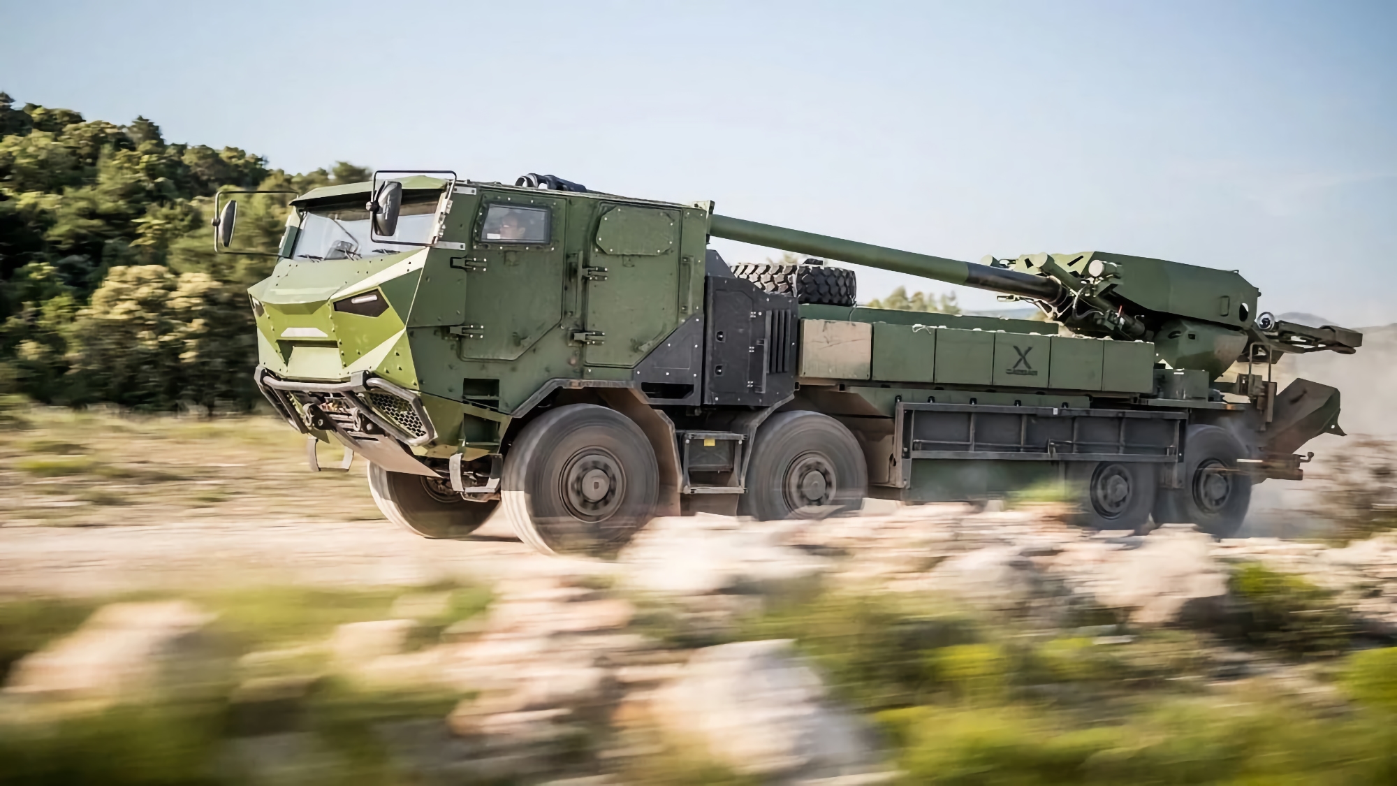 La Francia ha annunciato un nuovo pacchetto di aiuti militari per l'Ucraina: aspettiamo l'artiglieria semovente Caesar