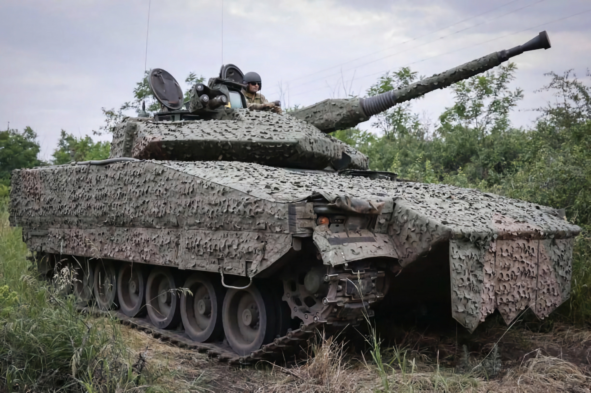 Veicoli da combattimento per la fanteria svedesi CV90 con cannone Bofors L70 da 40 mm in dimostrazione 