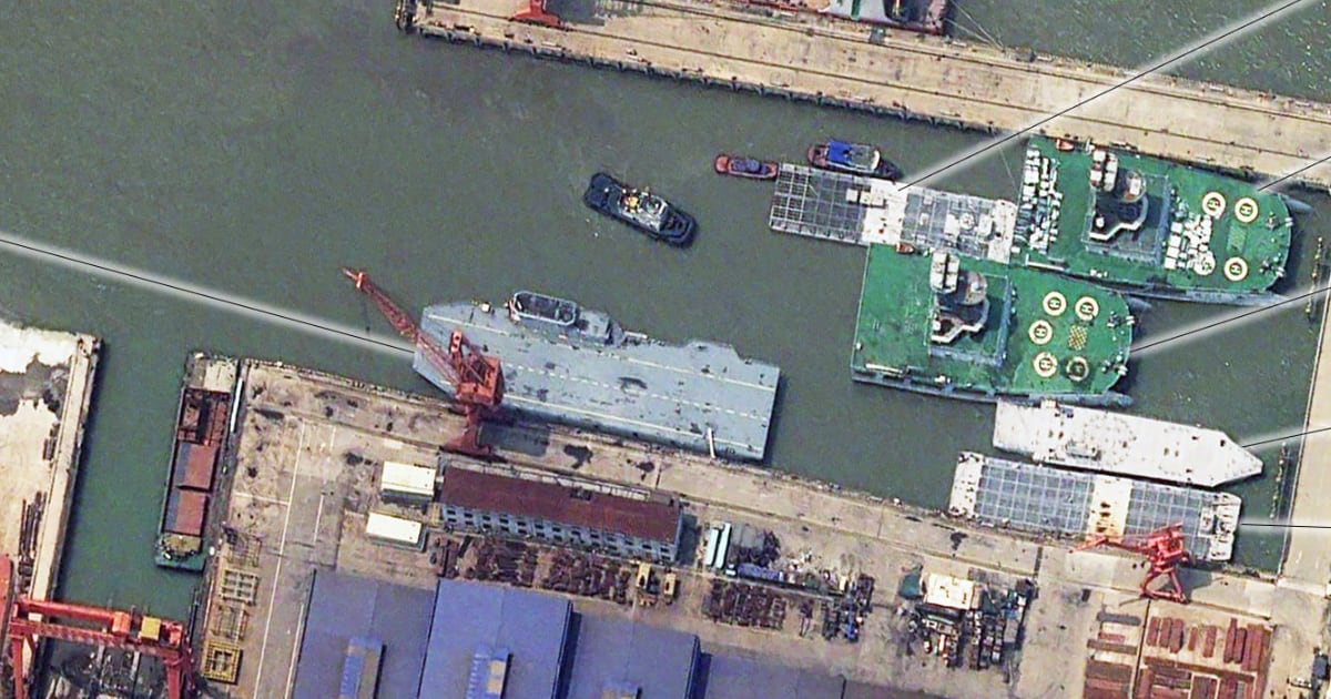 La Cina sta costruendo in segreto la prima portaerei al mondo per droni (foto satellitare) La Cina sta costruendo in segreto la prima portaerei al mondo per droni (foto satellitare)