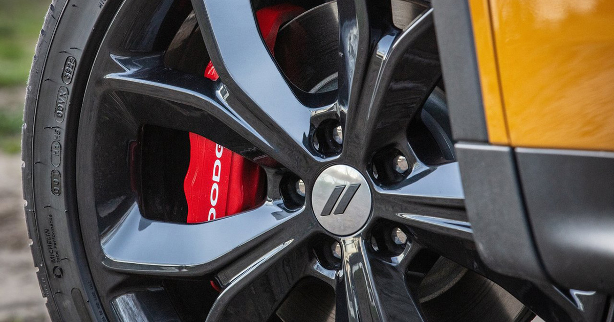 Pronti per la strada: La ruota anteriore di una Dodge Hornet in compagnia di un pneumatico Michelin Dodge Hornet: Uno sguardo dettagliato alla sospensione anteriore con pneumatici Michelin