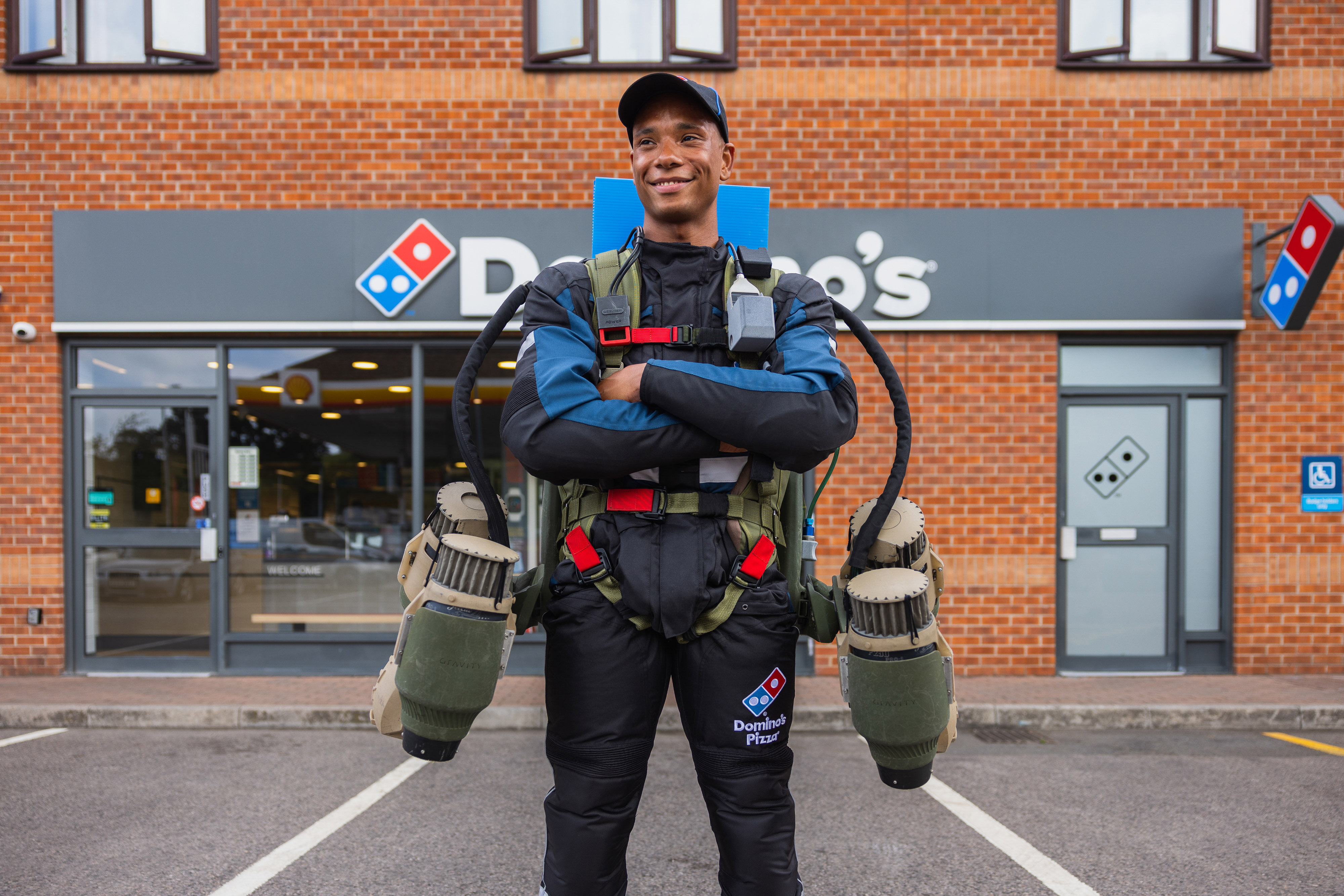 L'uomo razzo: Domino's Pizza ha utilizzato la sua prima tuta da jet per consegnare le pizze per via aerea