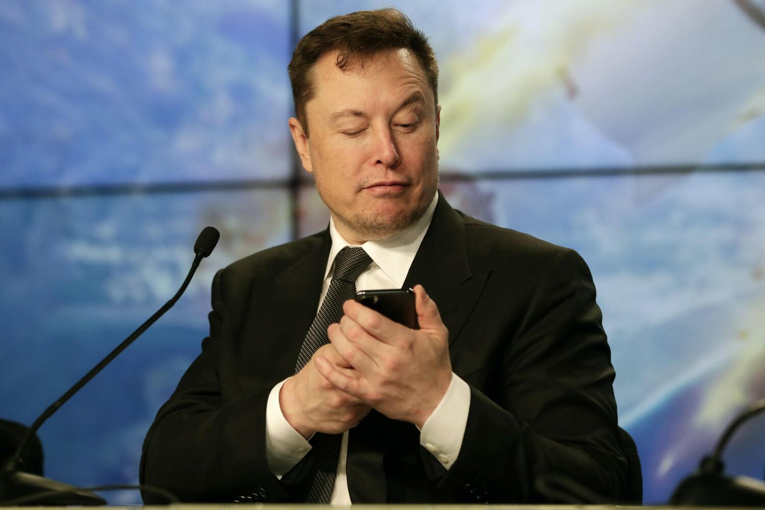 Musk promette di rilasciare il suo smartphone se Apple e Google rimuoveranno Twitter dall'App Store e da Google Play Musk promette di rilasciare il suo smartphone se Apple e Google rimuoveranno Twitter dall'App Store e da Google Play