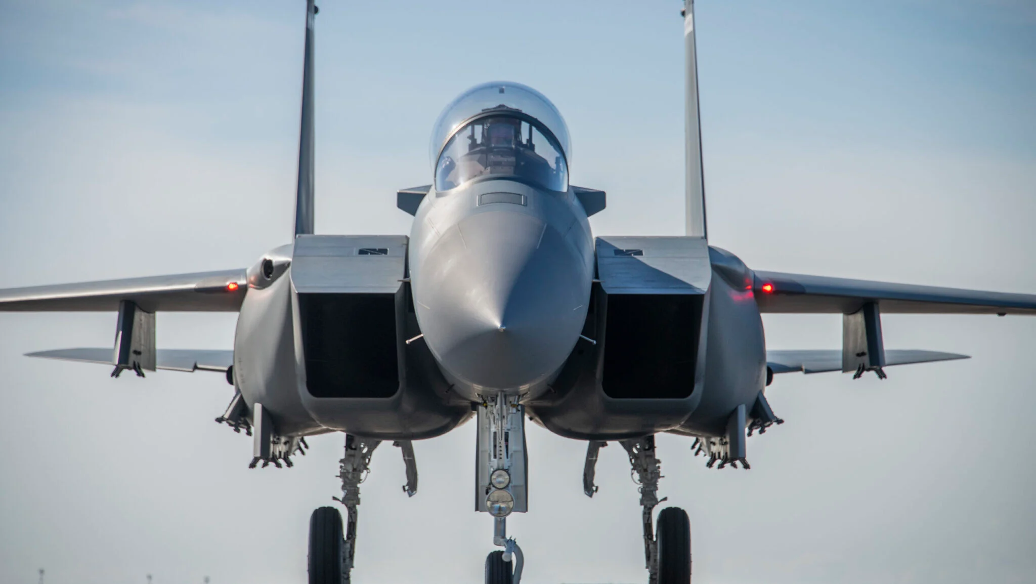 I caccia F-15EX Eagle II aggiornati non violeranno la tabella di marcia nonostante un ritardo di un anno nelle consegne. I caccia F-15EX Eagle II aggiornati non violeranno la tabella di marcia nonostante un ritardo di un anno nelle consegne.