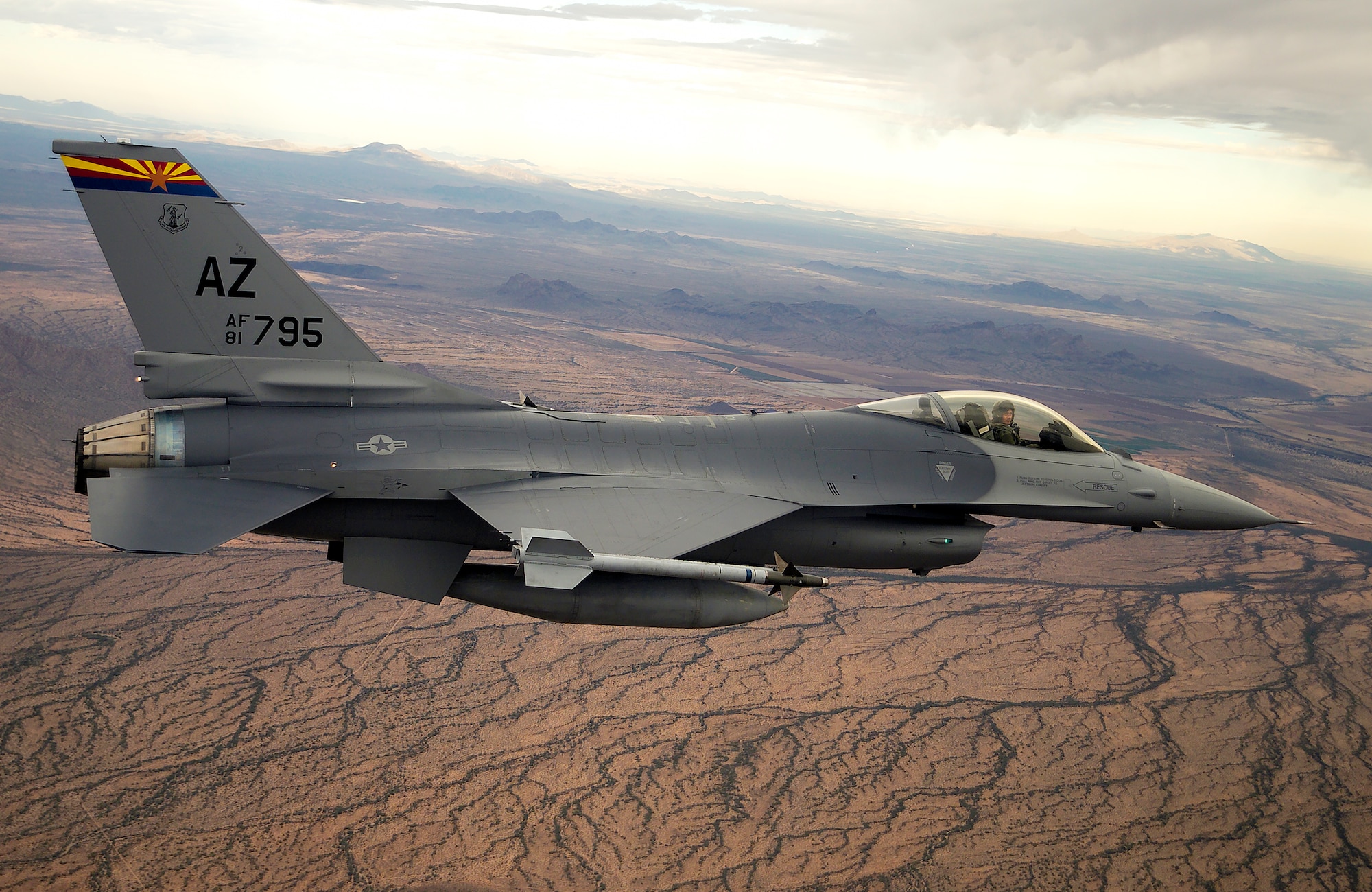 Il primo gruppo di piloti ucraini ha completato un programma di addestramento all'uso dei caccia F-16 Fighting Falcon negli USA Il primo gruppo di piloti ucraini ha completato un programma di addestramento all'uso dei caccia F-16 Fighting Falcon negli USA