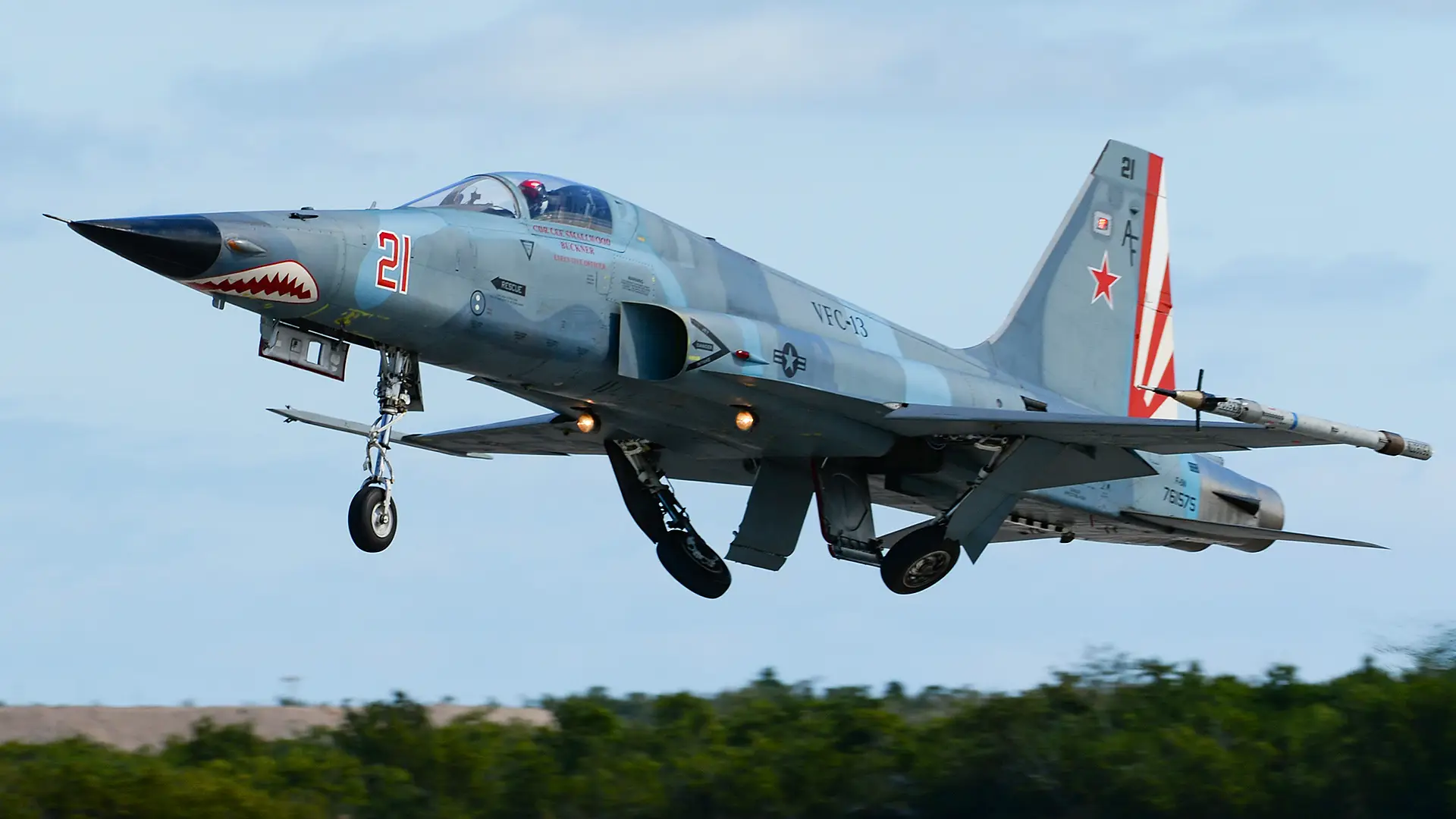 Caccia Northrop F-5N Tiger II della Marina USA si schianta in Florida Caccia Northrop F-5N Tiger II della Marina USA si schianta in Florida