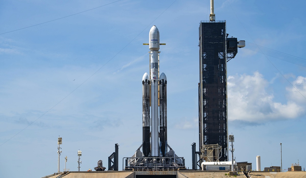SpaceX non è riuscita a mandare nello spazio il satellite più grande del mondo, annullando il lancio del Falcon Heavy pochi secondi prima del decollo SpaceX non è riuscita a mandare nello spazio il satellite più grande del mondo, annullando il lancio del Falcon Heavy pochi secondi prima del decollo