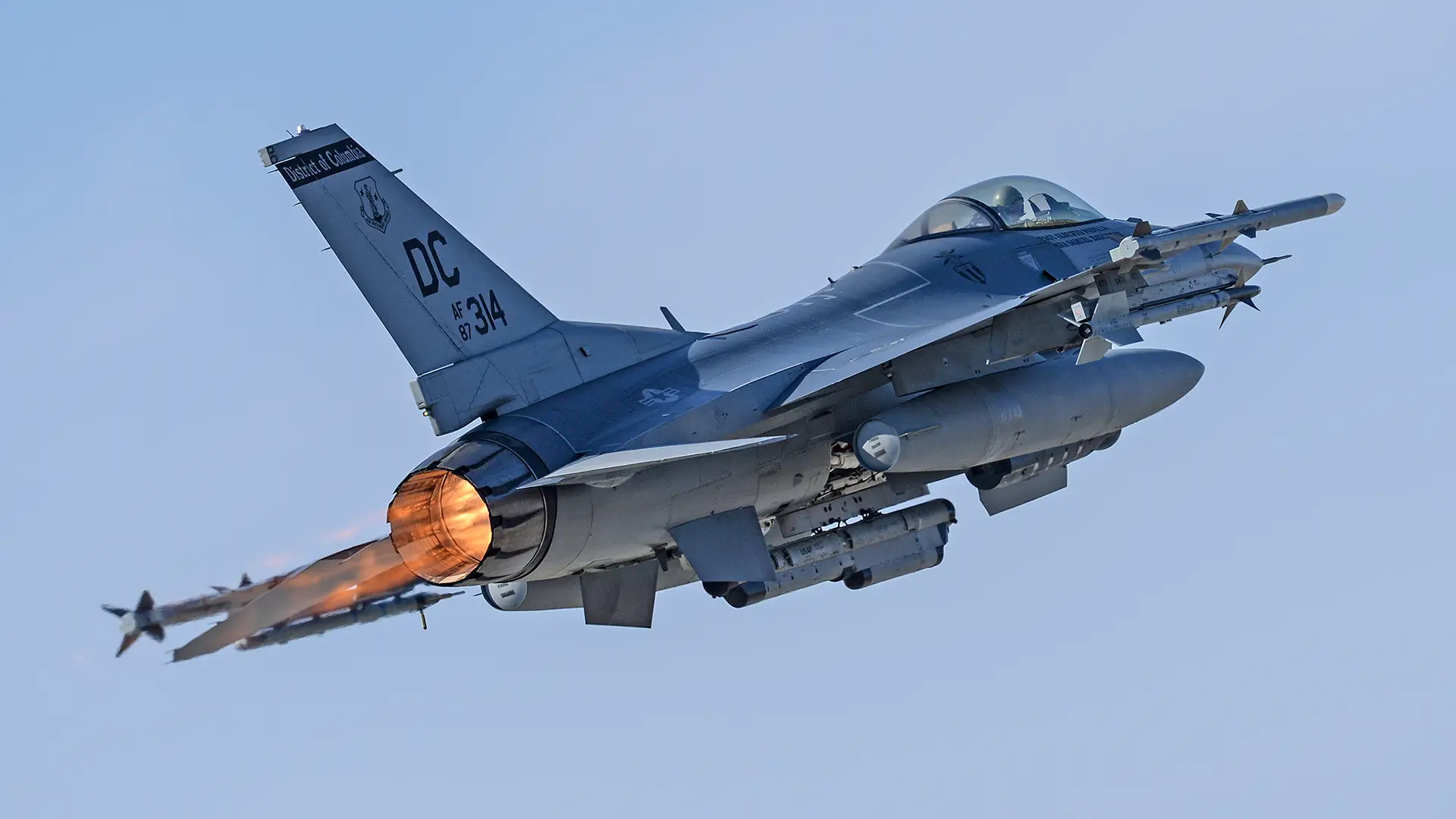 Il Pentagono autorizza i caccia F-16 a volare a velocità supersonica sopra Washington per intercettare il Cessna 560 Citation V - il business jet non è riuscito a entrare in contatto e alla fine si è schiantato Il Pentagono autorizza i caccia F-16 a volare a velocità supersonica sopra Washington per intercettare il Cessna 560 Citation V - il business jet non è riuscito a entrare in contatto e alla fine si è schiantato