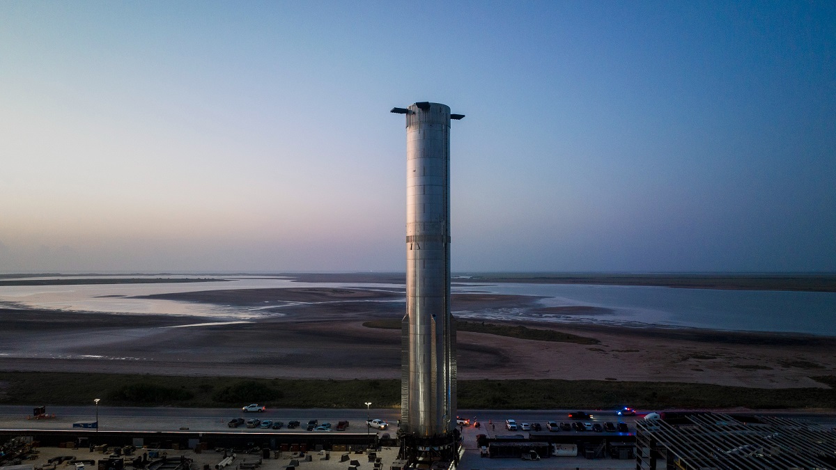 SpaceX ha lanciato sulla rampa di lancio un nuovo prototipo di razzo Super Heavy con 33 motori Raptor per Starship SpaceX ha lanciato sulla rampa di lancio un nuovo prototipo di razzo Super Heavy con 33 motori Raptor per Starship