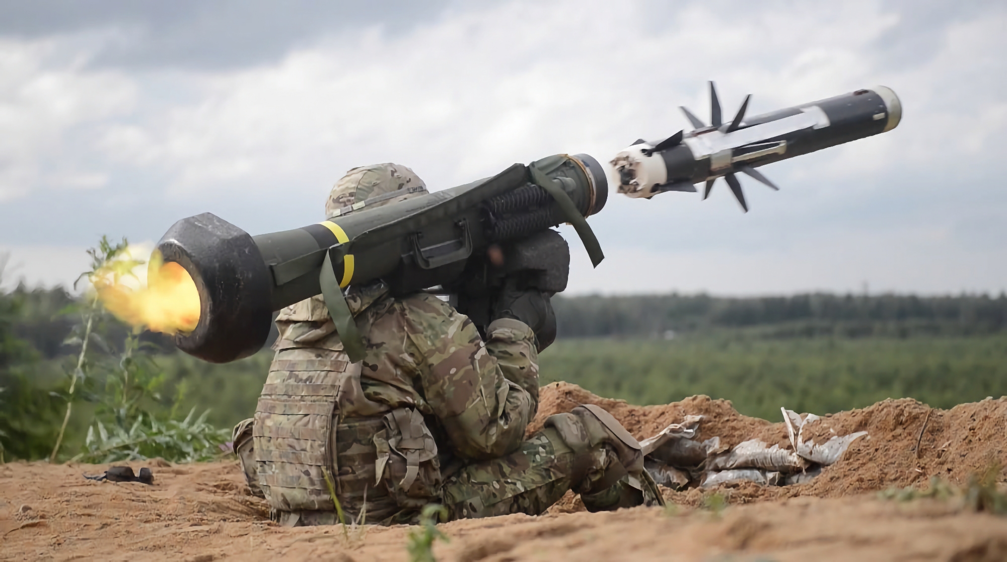 L'esercito statunitense ha ordinato un lotto di sistemi anticarro FGM-148 Javelin per 1,3 miliardi di dollari, di cui 4.000 missili saranno consegnati all'Ucraina. L'esercito statunitense ha ordinato un lotto di sistemi anticarro FGM-148 Javelin per 1,3 miliardi di dollari, di cui 4.000 missili saranno consegnati all'Ucraina.
