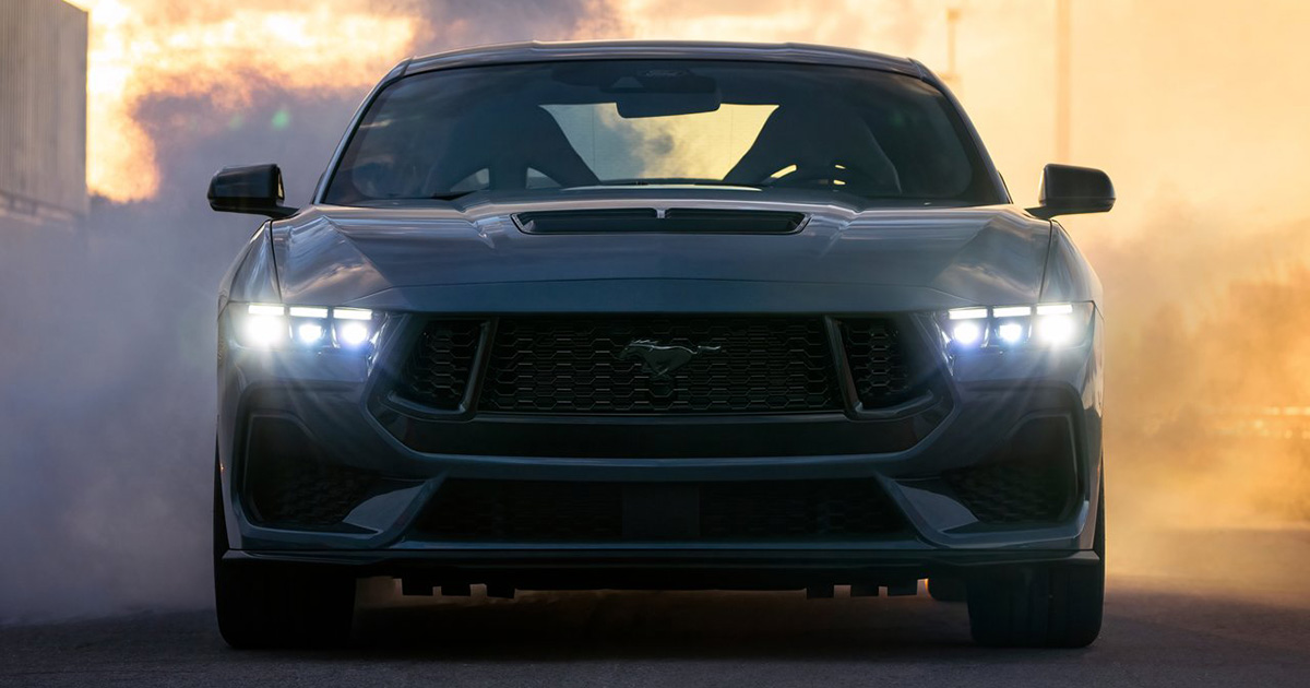 Rivedendo la Leyenda: Ford rivela la Mustang GT 2024 Ford Mustang GT 2024: Una immagine dettagliata dell'autocarrozzeria modernizzata