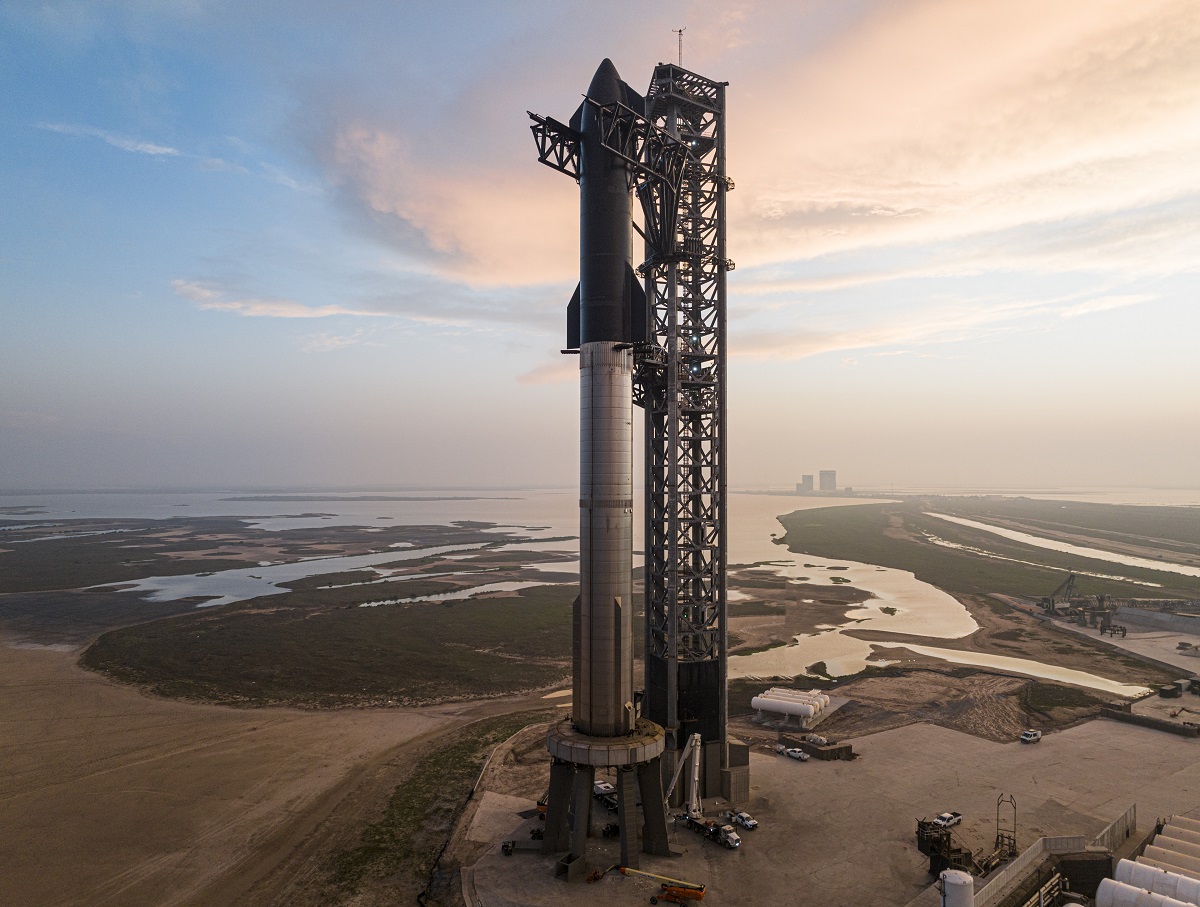 SpaceX ha interrotto il primo tentativo di lancio dell'astronave 40 secondi prima del decollo a causa di un problema alla valvola di pressione SpaceX ha interrotto il primo tentativo di lancio dell'astronave 40 secondi prima del decollo a causa di un problema alla valvola di pressione