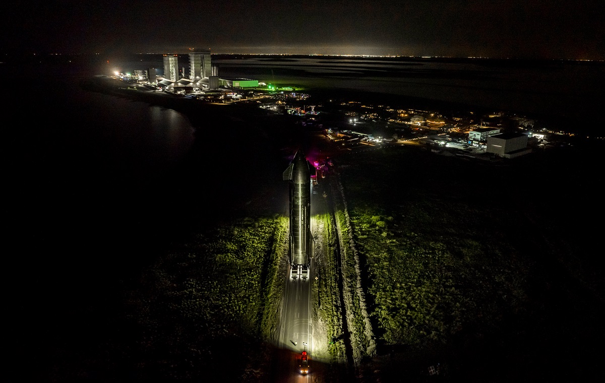 SpaceX invia il 25° prototipo di astronave sulla rampa di lancio della base stellare SpaceX invia il 25° prototipo di astronave sulla rampa di lancio della base stellare