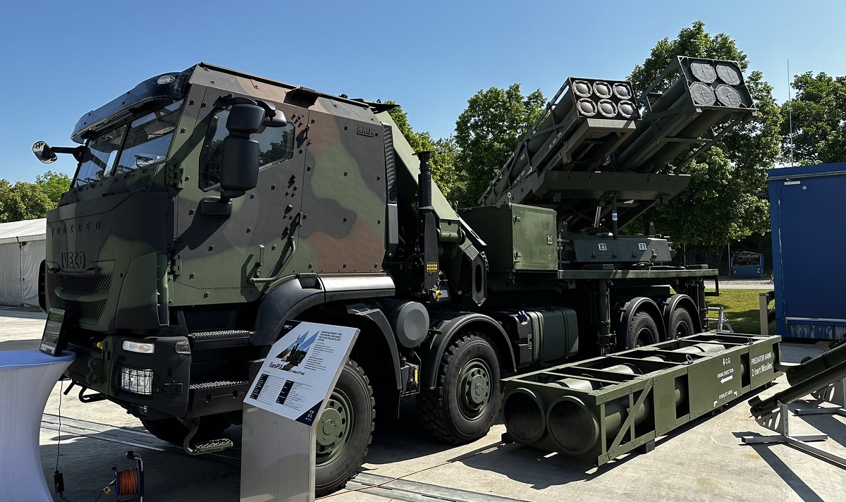 KMW ed Elbit presentano il sistema Euro-PULS su un telaio IVECO con lanciatore per missili GMLRS M31, Accular, EXTRA, Predator Hawk, NSM e JSF-M KMW ed Elbit presentano il sistema Euro-PULS su un telaio IVECO con lanciatore per missili GMLRS M31, Accular, EXTRA, Predator Hawk, NSM e JSF-M