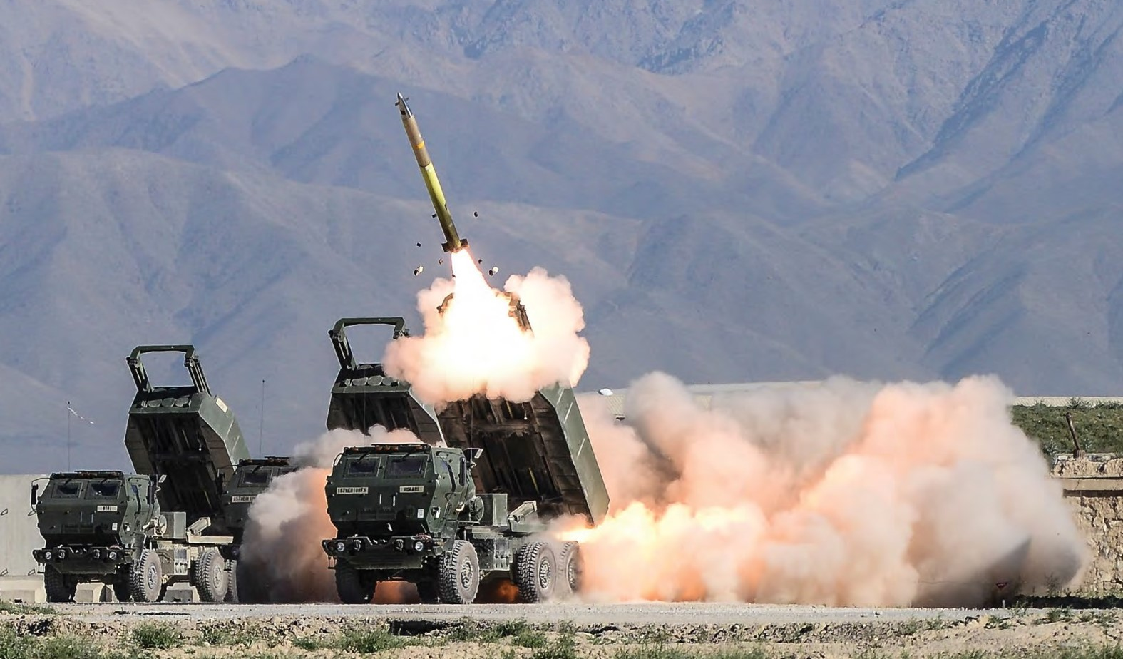 Lockheed Martin fornirà all'esercito americano altri proiettili GMLRS per HIMARS con una gittata fino a 80 chilometri. Lockheed Martin fornirà all'esercito americano altri proiettili GMLRS per HIMARS con una gittata fino a 80 chilometri.