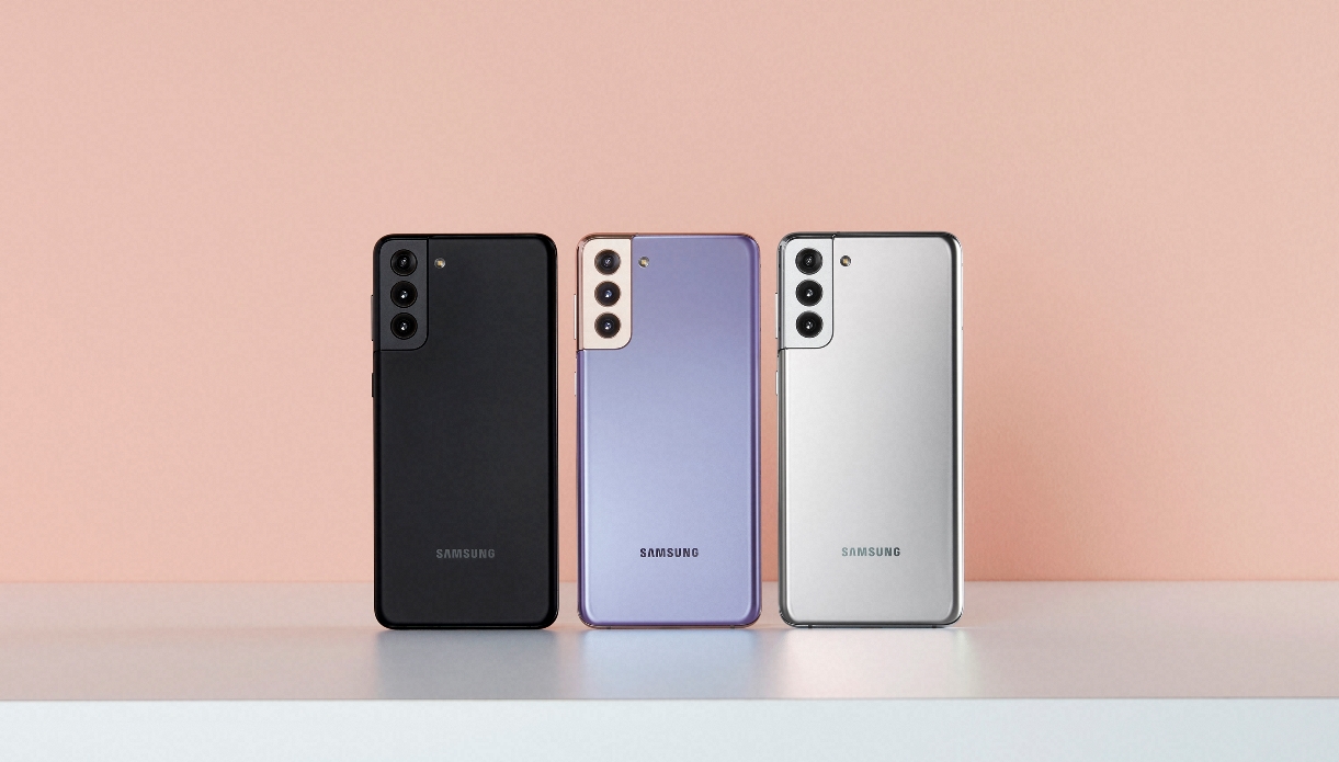 I flagship della serie Samsung Galaxy S21 hanno iniziato a ricevere l'aggiornamento di sicurezza di agosto negli Stati Uniti. I flagship della serie Samsung Galaxy S21 hanno iniziato a ricevere l'aggiornamento di sicurezza di agosto negli Stati Uniti.