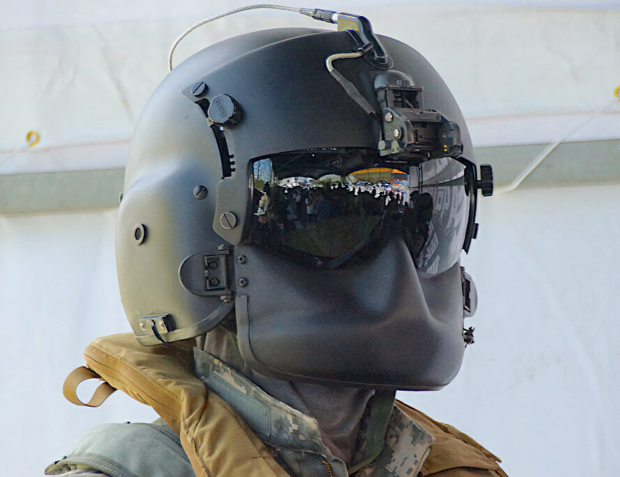 Il casco dell'aviazione americana HGU-56/P ha salvato la vita a un pilota ucraino dopo che il suo elicottero è stato abbattuto da un missile russo Il casco dell'aviazione americana HGU-56/P ha salvato la vita a un pilota ucraino dopo che il suo elicottero è stato abbattuto da un missile russo