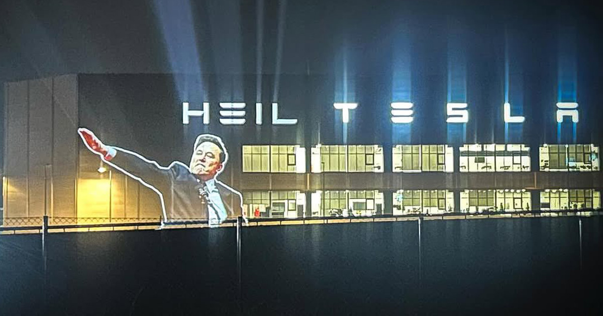 I simboli controversi del nuovo stabilimento Tesla scatenano l'indignazione dell'opinione pubblica Ilon Musk è accusato di aver utilizzato simboli non consentiti sulla facciata di una fabbrica Tesla a Berlino