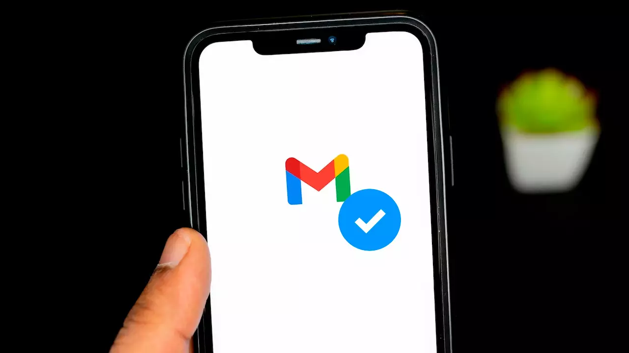 Le caselle blu non hanno salvato la situazione: i truffatori hanno imparato a bypassare il controllo "ufficiale" delle email Le caselle blu non hanno salvato la situazione: i truffatori hanno imparato a bypassare il controllo "ufficiale" delle email