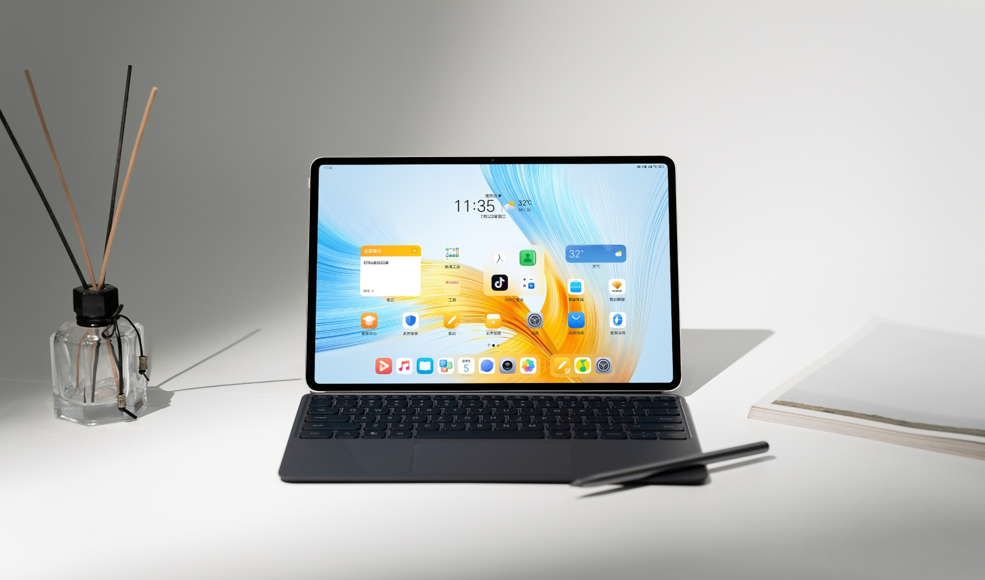 Due fotocamere, display con cornice sottile, stilo e tastiera: Honor svela il MagicPad prima dell'annuncio Due fotocamere, display con cornice sottile, stilo e tastiera: Honor svela il MagicPad prima dell'annuncio