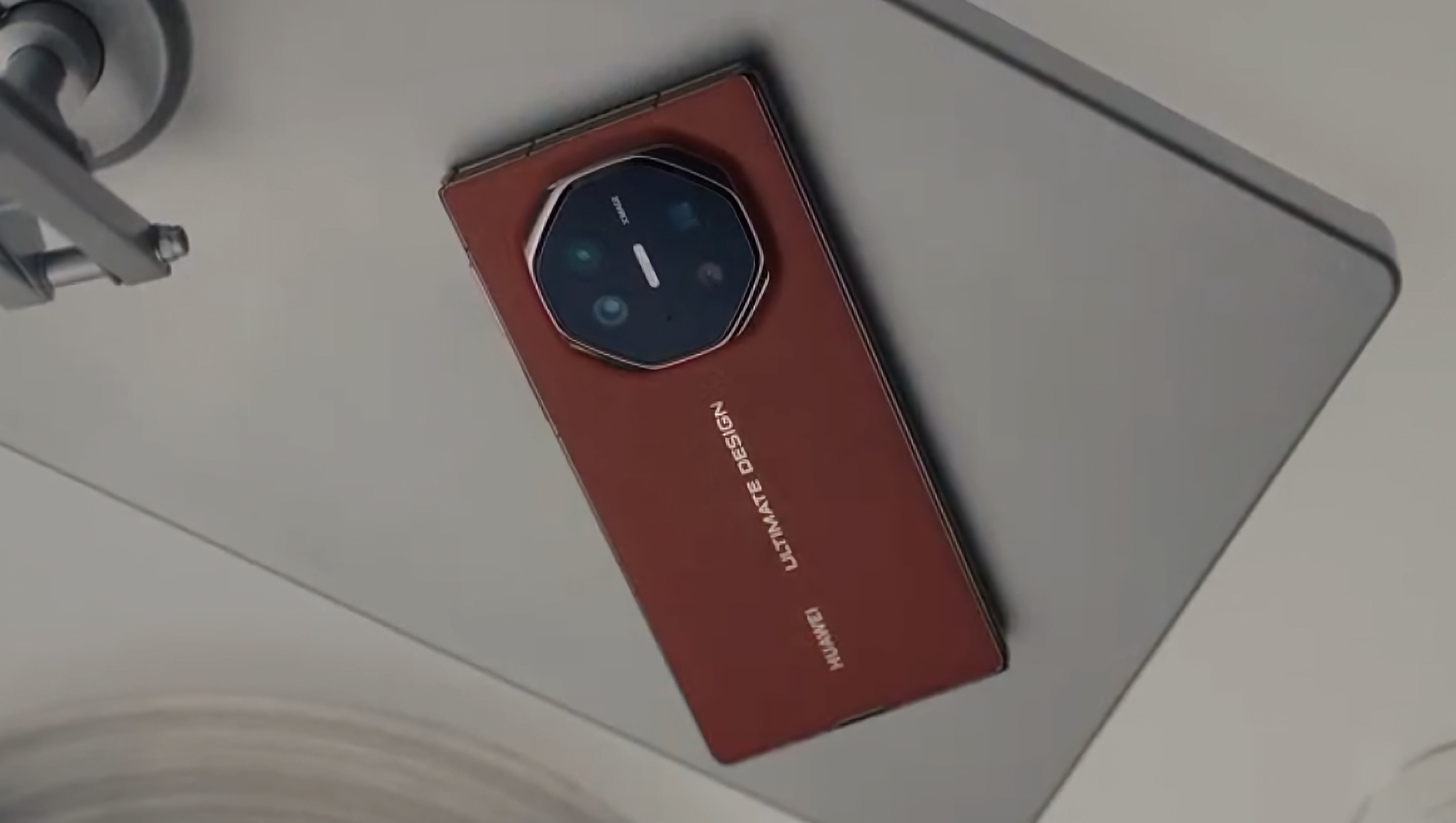 Huawei Mate XT triplo smartphone pieghevole avrà un design nello stile dell'ammiraglia Mate 60 RS Ultimate Design Huawei Mate XT triplo smartphone pieghevole avrà un design nello stile dell'ammiraglia Mate 60 RS Ultimate Design