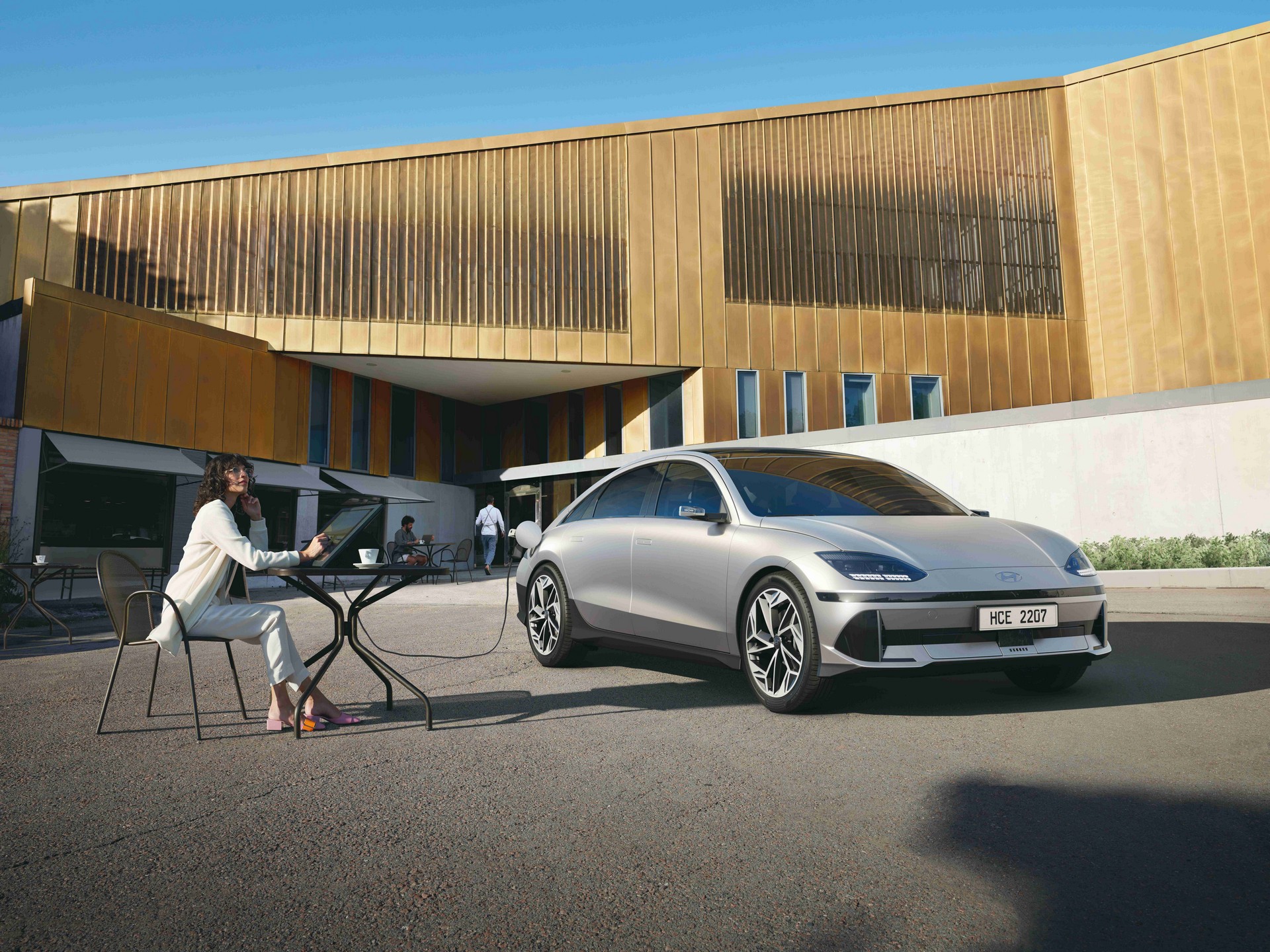 Hyundai Ioniq 6: auto elettrica con un'autonomia di 610 km, ricarica rapida e design in stile Porsche 911S Turbo