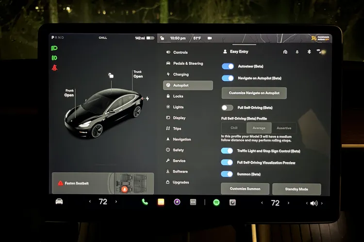 Un hacker Tesla rivela la "modalità Elon" segreta per utilizzare l'FSD a mani libere Un hacker Tesla rivela la "modalità Elon" segreta per utilizzare l'FSD a mani libere
