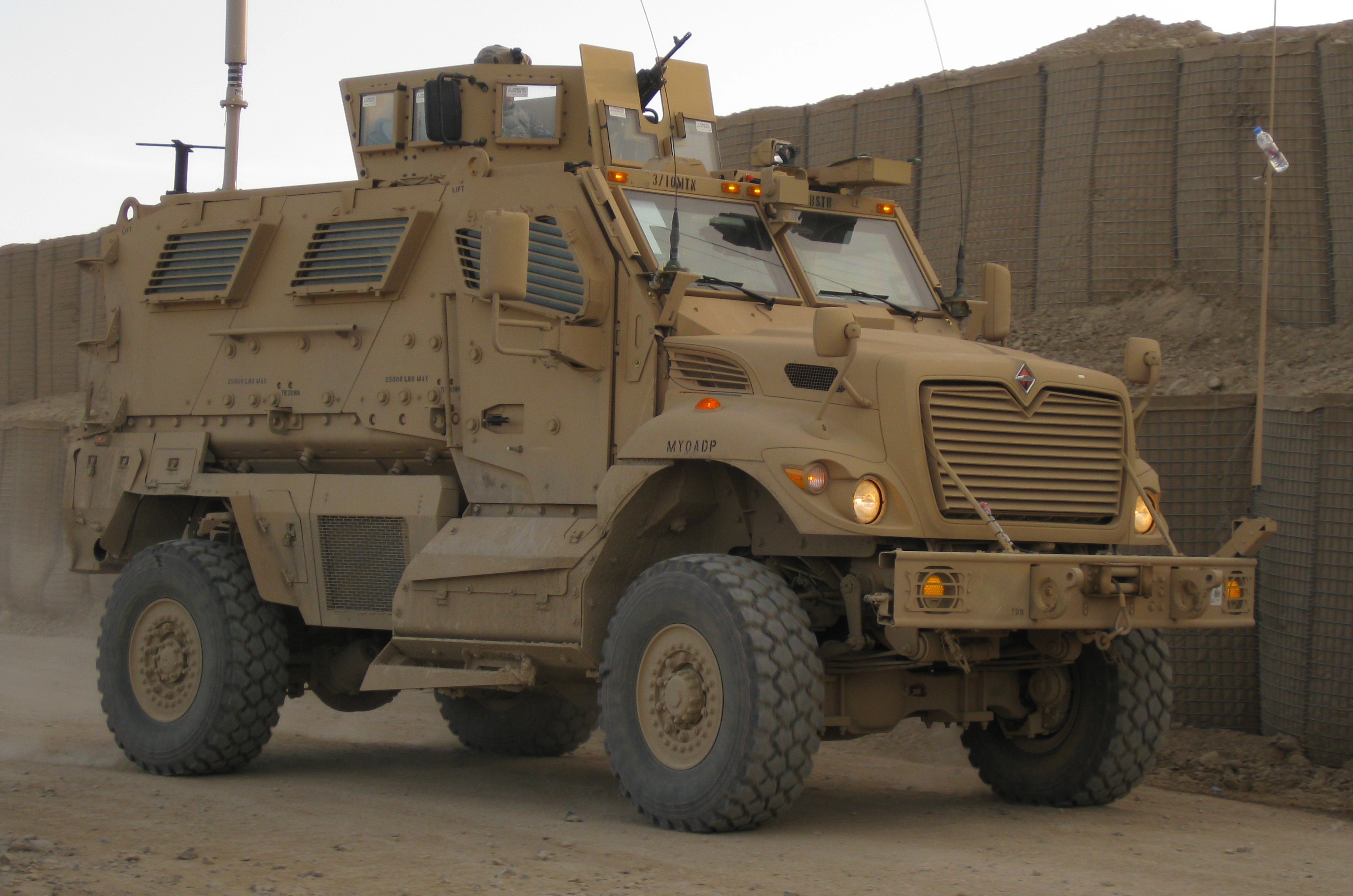 Le forze armate dell'Ucraina hanno mostrato come vengono testati i veicoli corazzati americani International MaxxPro (video) Le forze armate dell'Ucraina hanno mostrato come vengono testati i veicoli corazzati americani International MaxxPro (video)