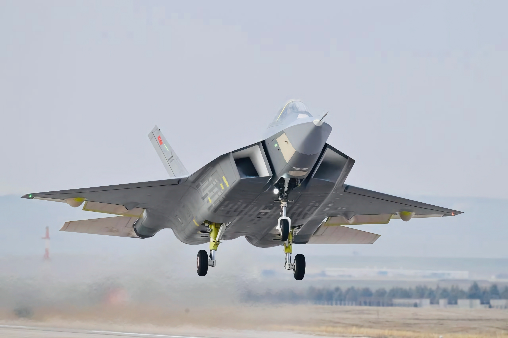 Il caccia turco di quinta generazione KAAN ha effettuato il suo volo inaugurale ed è stato accompagnato in cielo da un F-16 Fighting Falcon. Il caccia turco di quinta generazione KAAN ha effettuato il suo volo inaugurale ed è stato accompagnato in cielo da un F-16 Fighting Falcon.