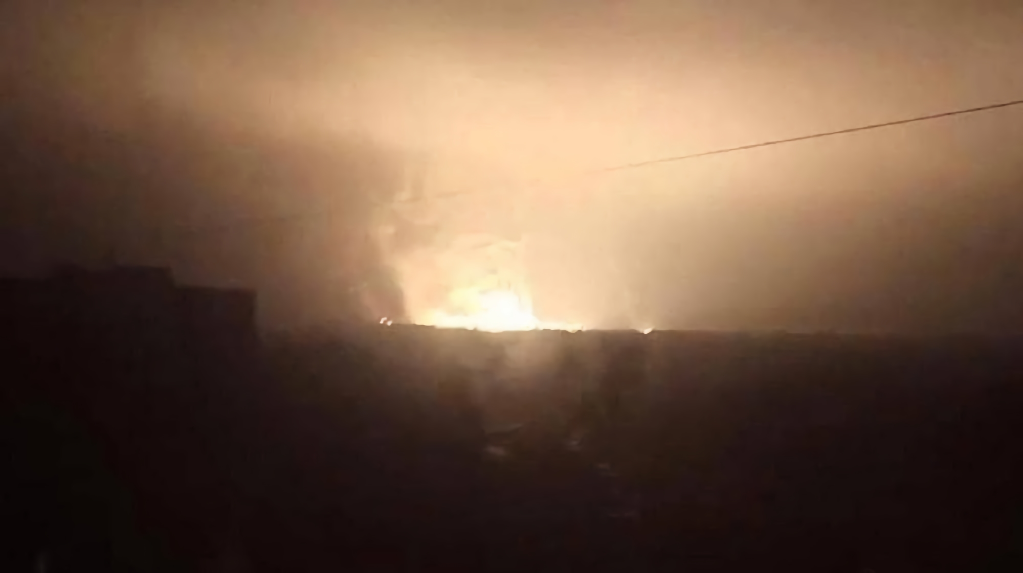 Cala la notte, HIMARS si sveglia: una serie di esplosioni tuonano nella Lugansk occupata Cala la notte, HIMARS si sveglia: una serie di esplosioni tuonano nella Lugansk occupata