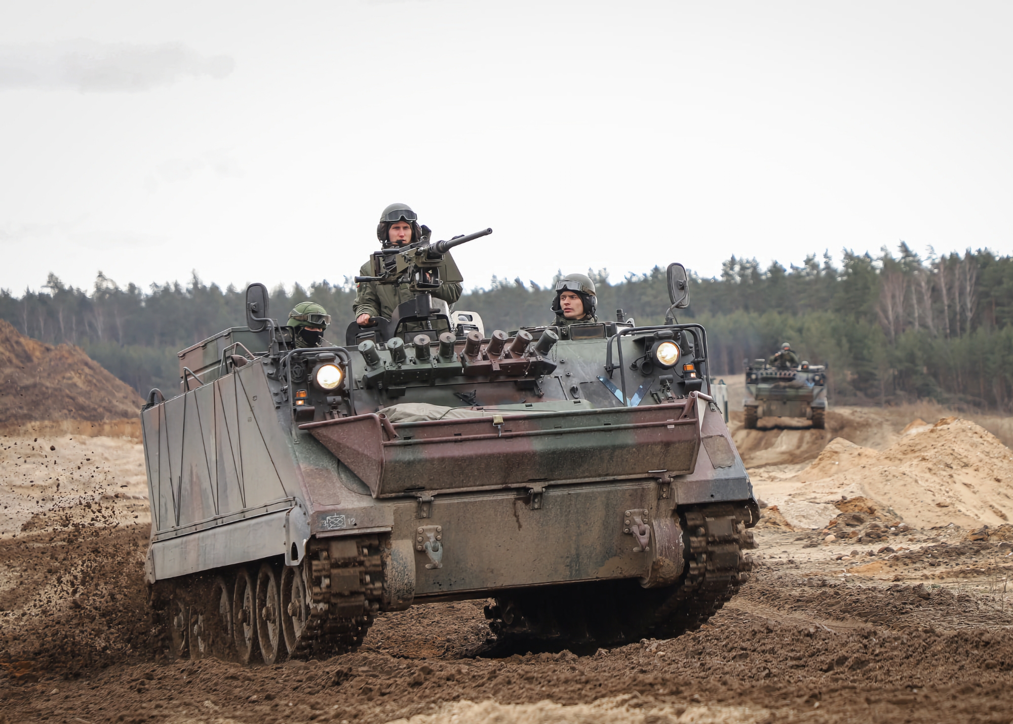 Non solo SAM NASAMS: La Lituania consegnerà all'Ucraina anche un altro lotto di veicoli corazzati per il trasporto di personale M113. Non solo SAM NASAMS: La Lituania consegnerà all'Ucraina anche un altro lotto di veicoli corazzati per il trasporto di personale M113.