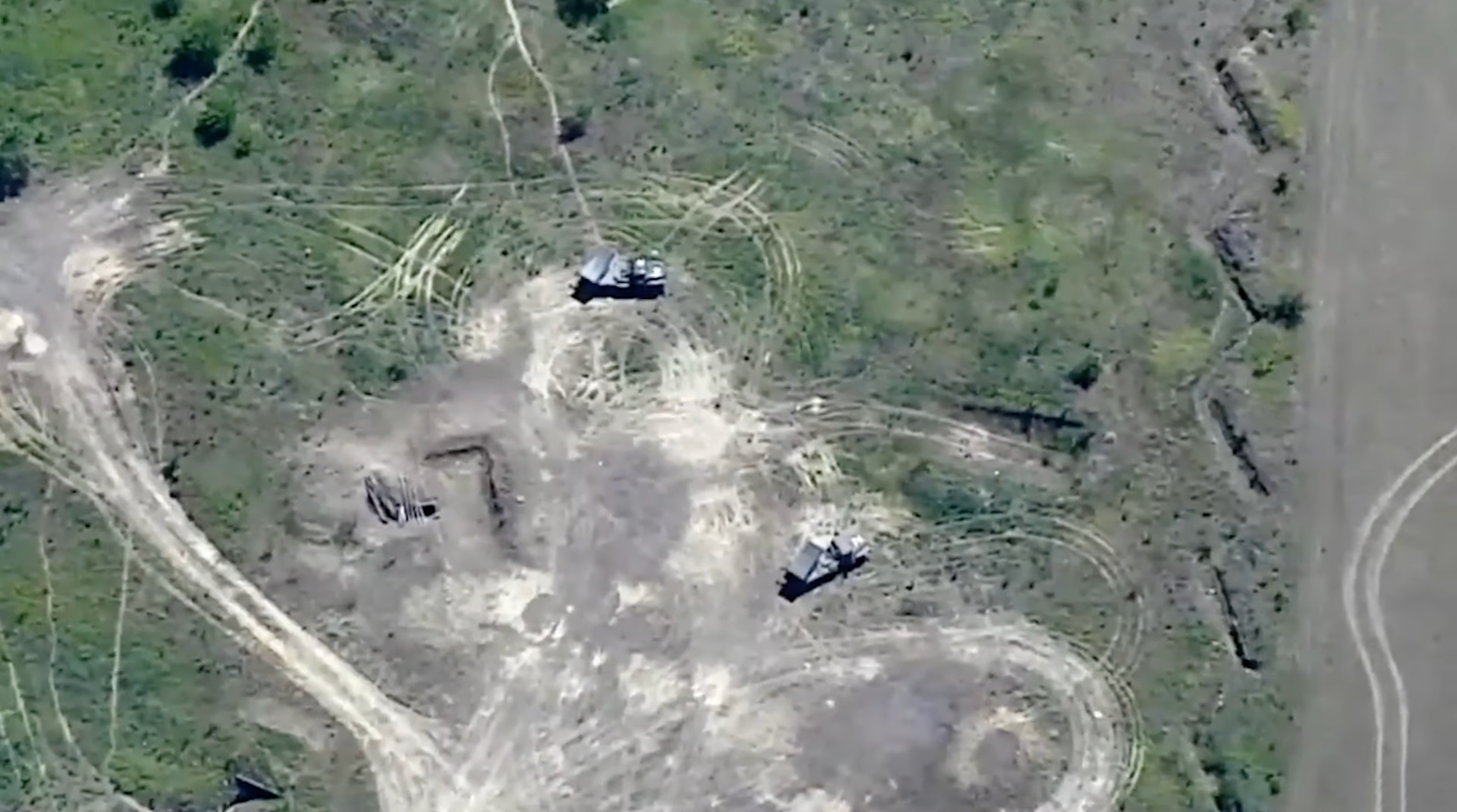 Le forze armate dell'Ucraina con l'aiuto degli obici M777 hanno bruciato tre "Grad" russi (video) Le forze armate dell'Ucraina con l'aiuto degli obici M777 hanno bruciato tre "Grad" russi (video)