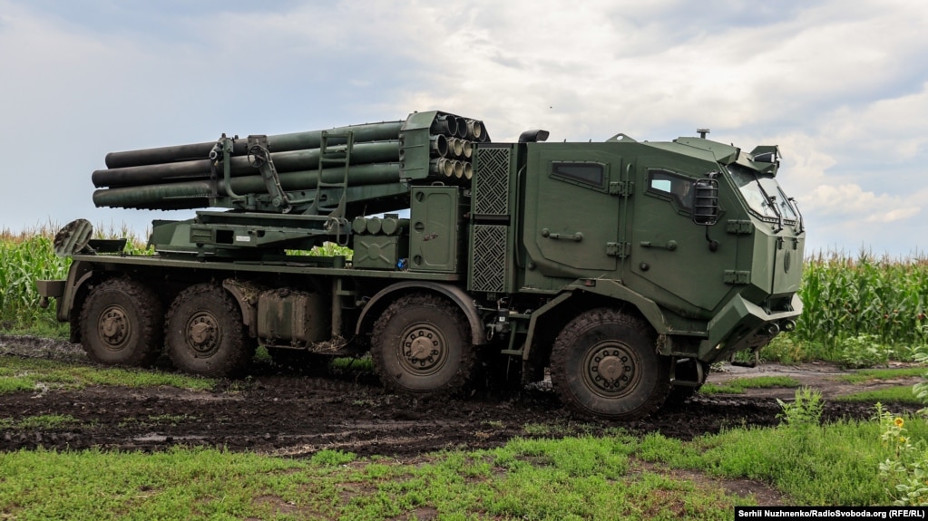 I media hanno mostrato il lavoro del raro MLRS ucraino "Bureviy" nella parte anteriore, possono girare fino a 65 km (video) I media hanno mostrato il lavoro del raro MLRS ucraino "Bureviy" nella parte anteriore, possono girare fino a 65 km (video)