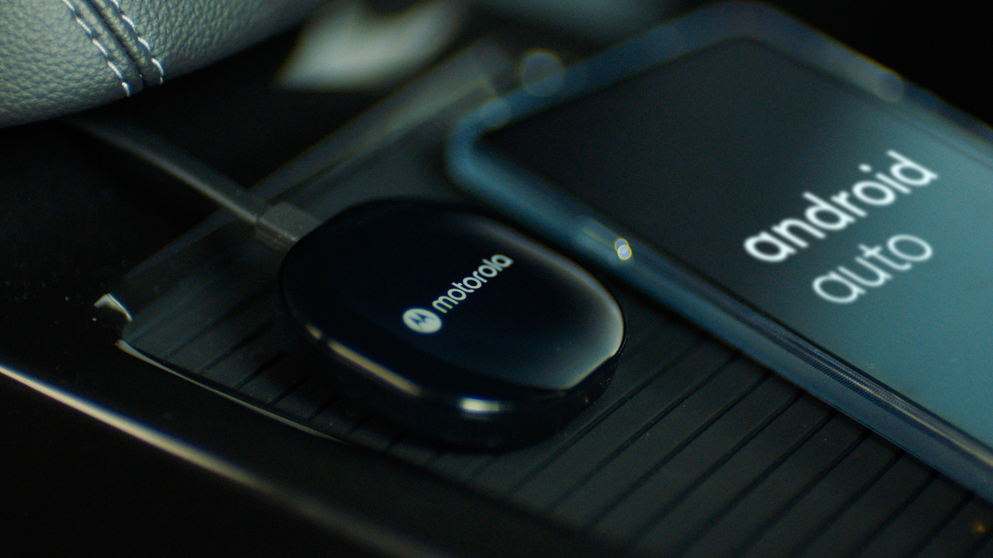 Motorola MA1: un dispositivo che ti permette di attivare in modalità wireless Android Auto nella tua auto Motorola MA1: un dispositivo che ti permette di attivare in modalità wireless Android Auto nella tua auto