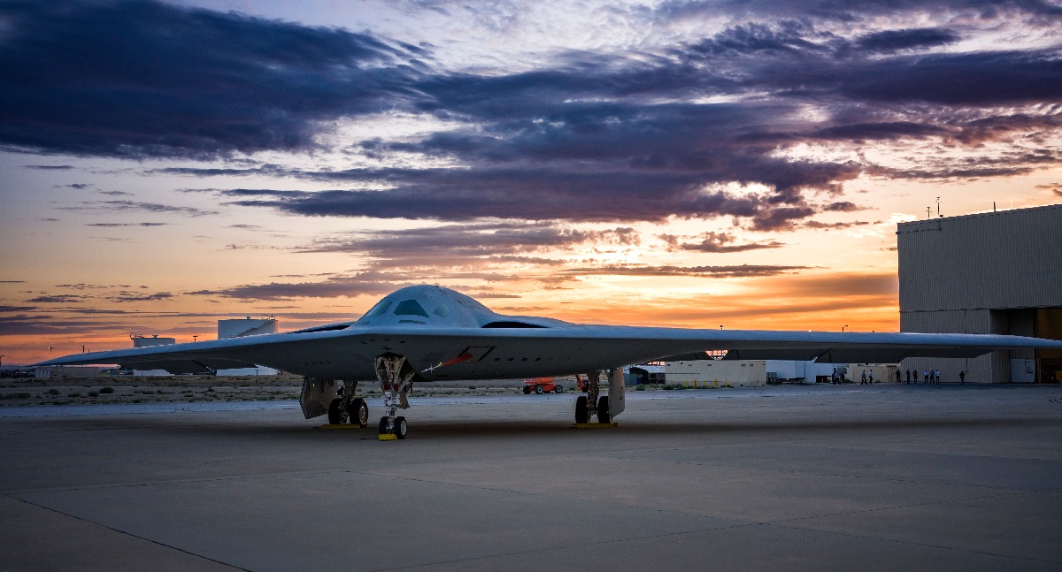 Northrop Grumman ha iniziato i test a terra dei motori del bombardiere nucleare B-21 Raider: il primo aereo di sesta generazione al mondo farà il suo debutto nel 2023. Northrop Grumman ha iniziato i test a terra dei motori del bombardiere nucleare B-21 Raider: il primo aereo di sesta generazione al mondo farà il suo debutto nel 2023.