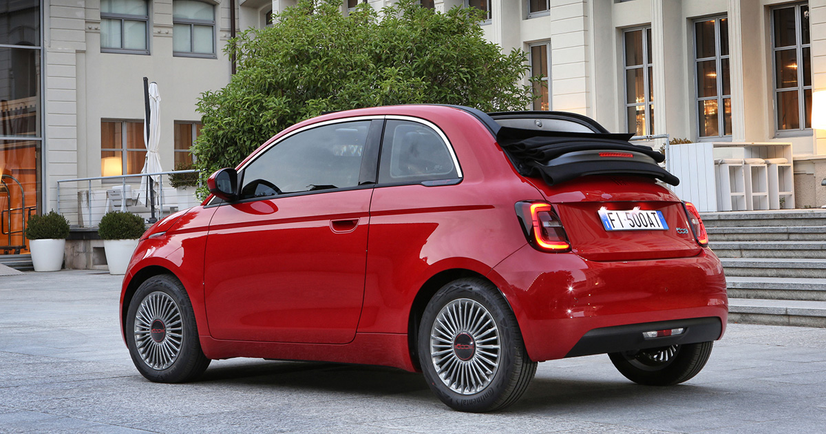 Fiat 500e: Ridefinire la mobilità urbana con un'innovazione elettrica all'avanguardia Fiat 500e Electric Revival: un'immersione profonda nell'ultima evoluzione della city car