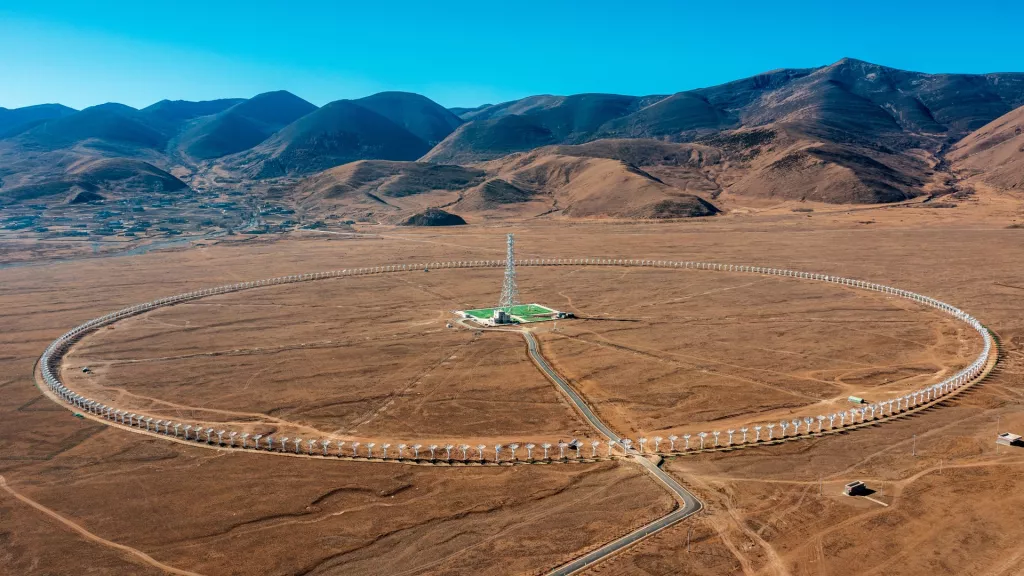 La Cina ha lanciato il più grande radiotelescopio solare del mondo: 313 antenne di 6 metri di lunghezza disposte in cerchio con un diametro di 3,14 km. La Cina ha lanciato il più grande radiotelescopio solare del mondo: 313 antenne di 6 metri di lunghezza disposte in cerchio con un diametro di 3,14 km.