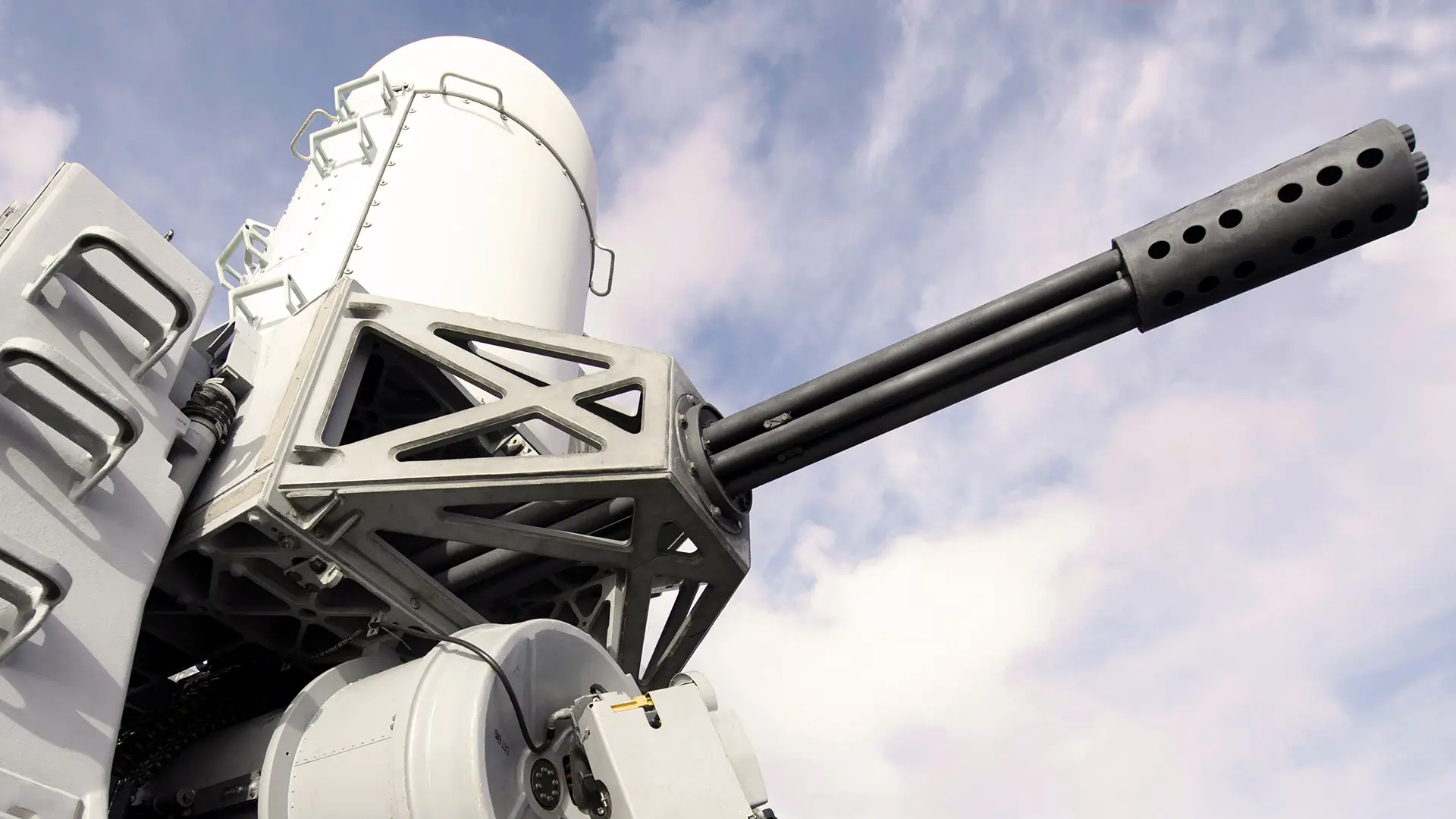 Un ingegnere giapponese ha creato nel suo garage una controparte del sistema antiaereo Mk 15 Phalanx CIWS, che spara proiettili per una partita di strikeball. Un ingegnere giapponese ha creato nel suo garage una controparte del sistema antiaereo Mk 15 Phalanx CIWS, che spara proiettili per una partita di strikeball.