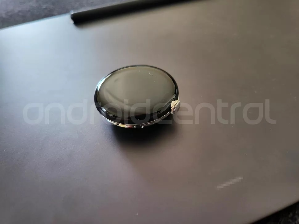 Pixel Watch su foto "live": un campione di prova del primo smartwatch di Google è stato dimenticato in un ristorante statunitense