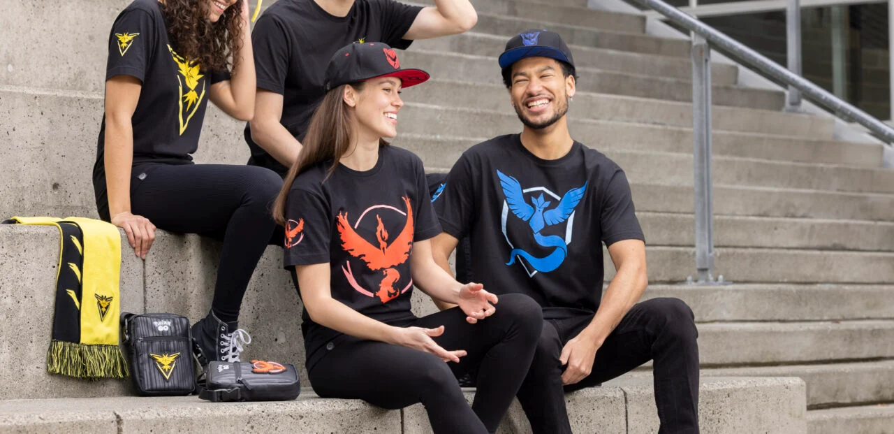 Il Centro Pokémon ha lanciato una nuova collezione di abbigliamento per Pokémon Go con le squadre del gioco: Team Instinct, Team Mystic e Team Valor.