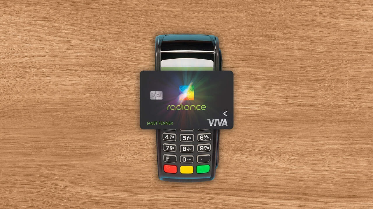 È stata presentata una carta bancaria con un display OLED flessibile: perché c'è? È stata presentata una carta bancaria con un display OLED flessibile: perché c'è?
