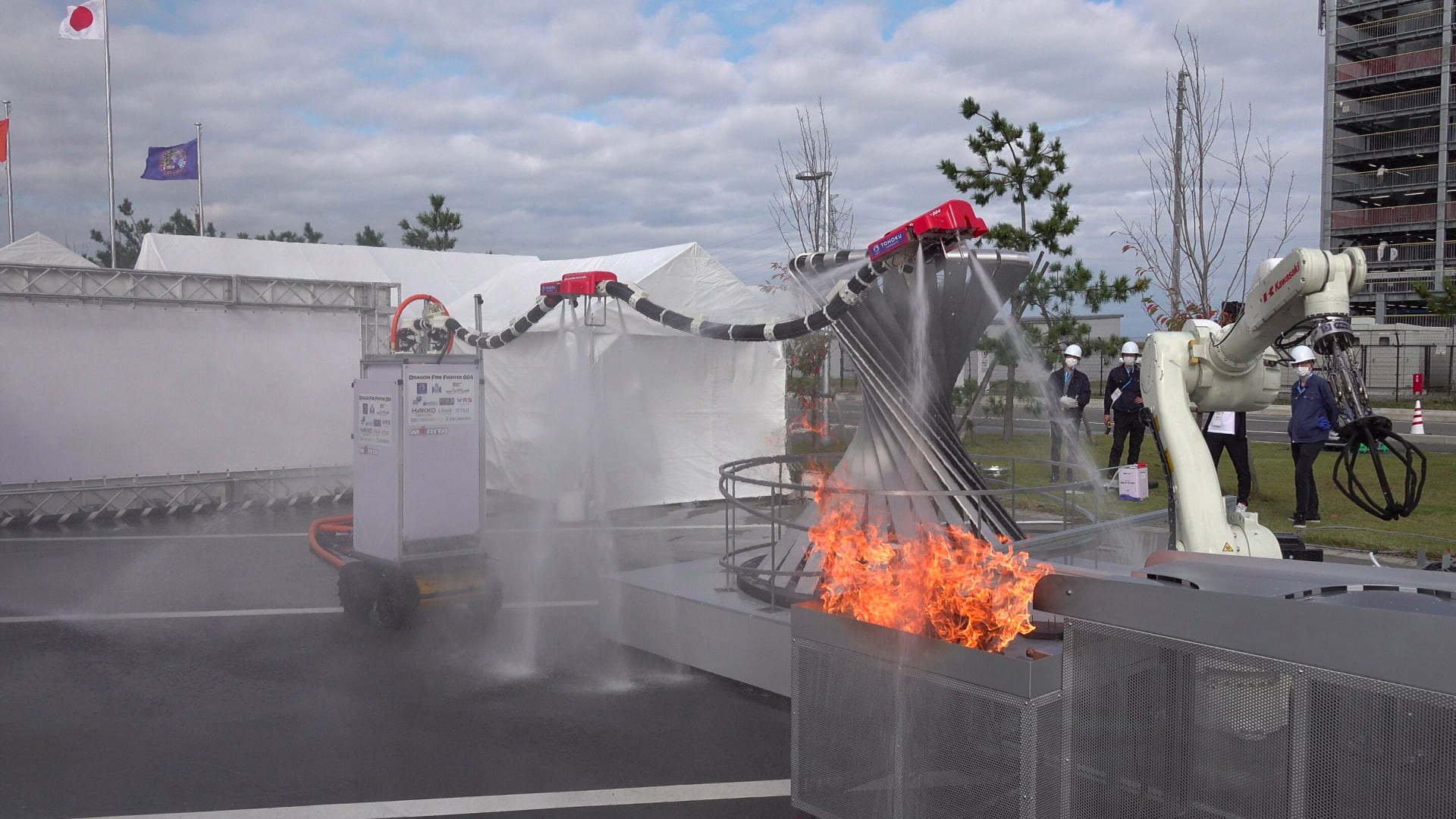 Ricercatori giapponesi creano il robot antincendio Dragon Firefighter che assomiglia a un drago volante e vola con getti d'acqua Ricercatori giapponesi creano il robot antincendio Dragon Firefighter che assomiglia a un drago volante e vola con getti d'acqua