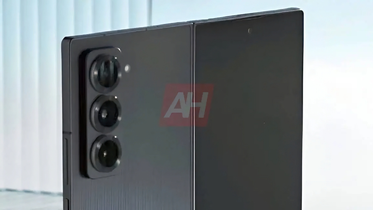 Samsung Galaxy Fold Special Edition è apparso in una foto con un corpo sottile e una tripla fotocamera Samsung Galaxy Fold Special Edition è apparso in una foto con un corpo sottile e una tripla fotocamera